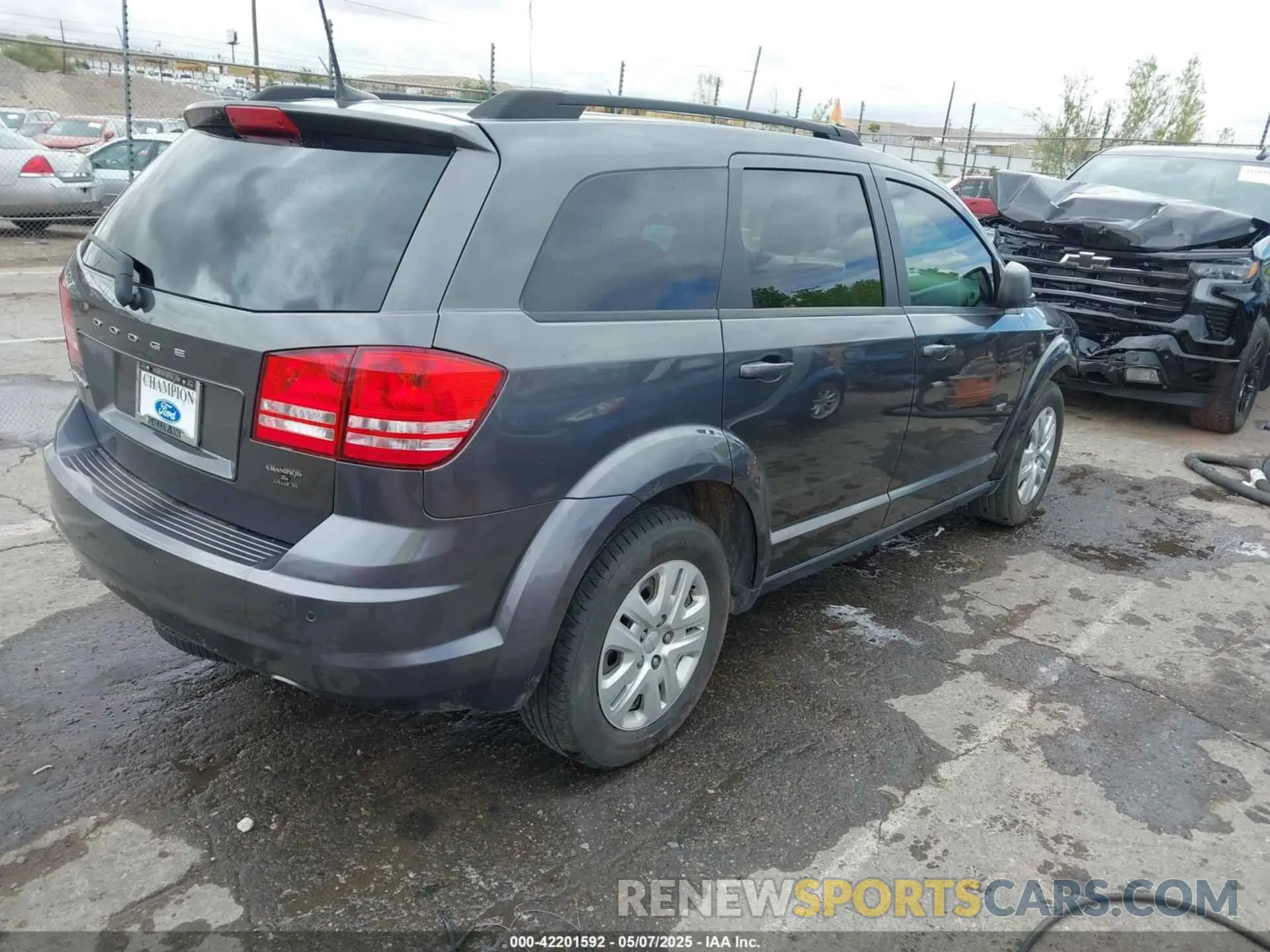 4 Photograph of a damaged car 3C4PDCAB7LT235443 DODGE JOURNEY 2020