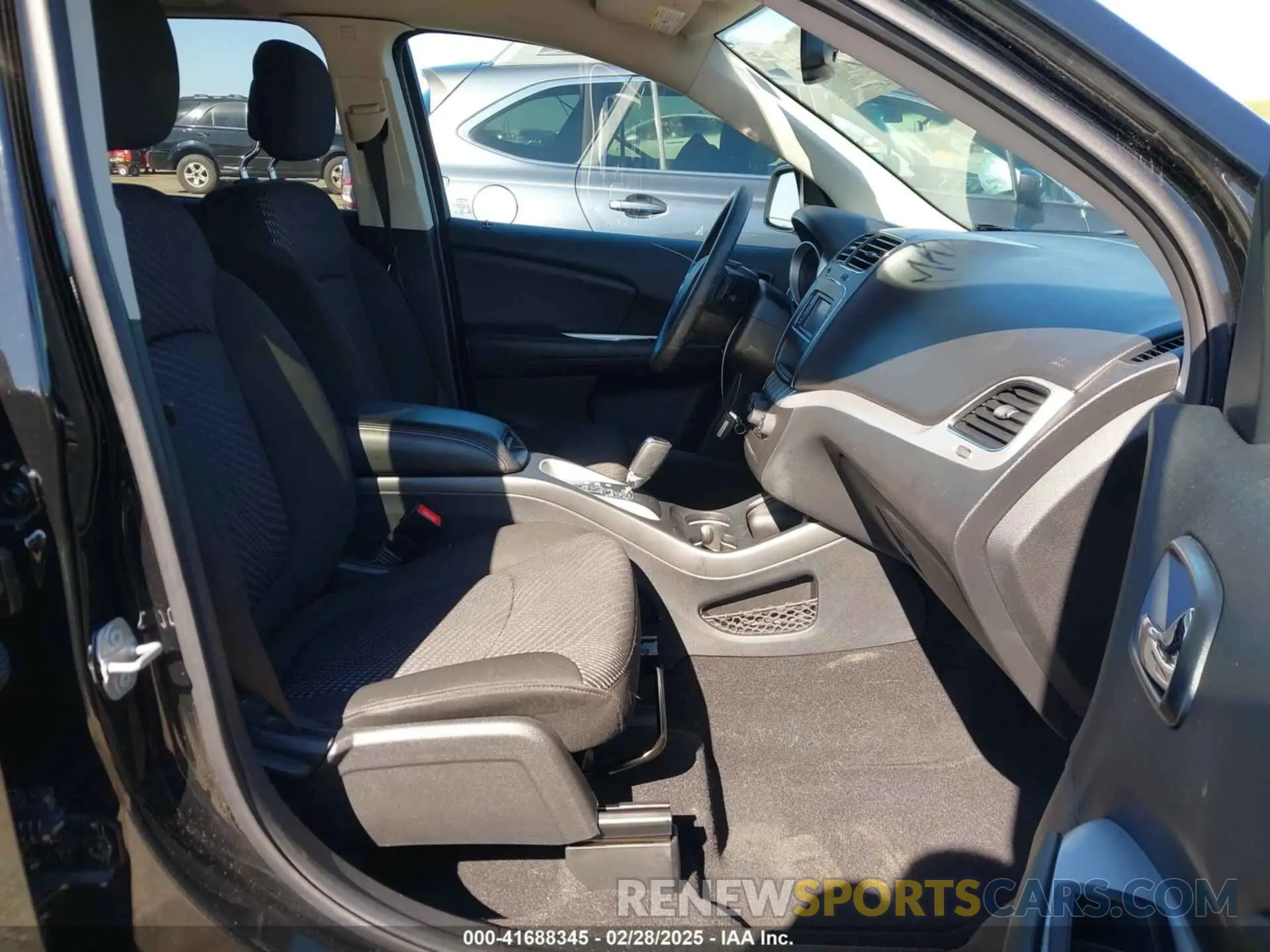 5 Photograph of a damaged car 3C4PDCAB9LT261820 DODGE JOURNEY 2020