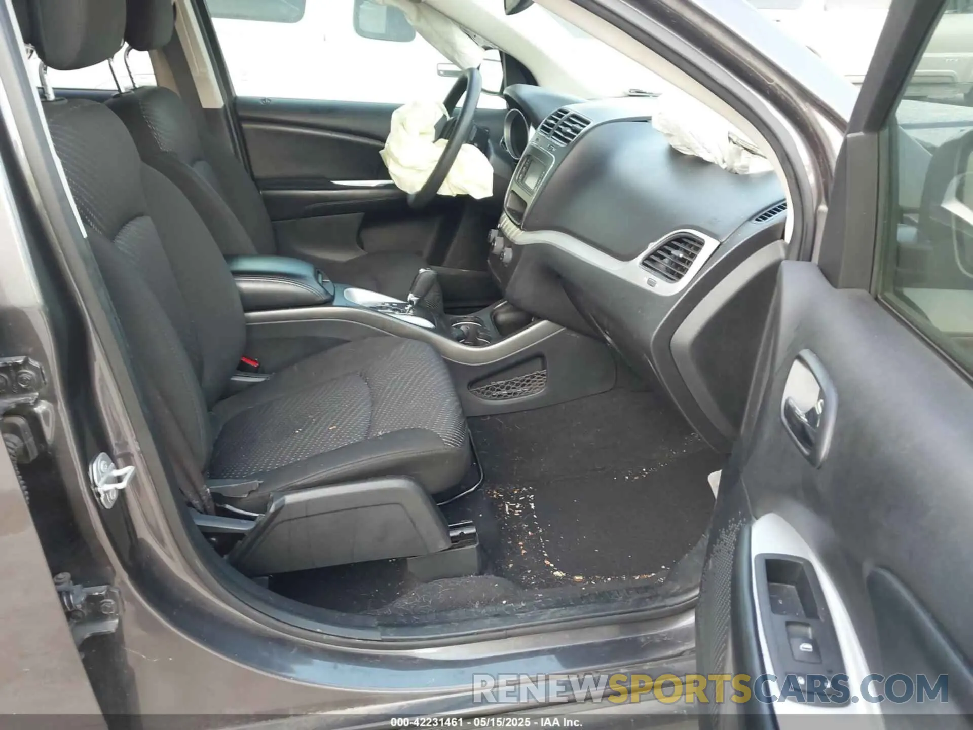 5 Photograph of a damaged car 3C4PDCAB9LT264426 DODGE JOURNEY 2020