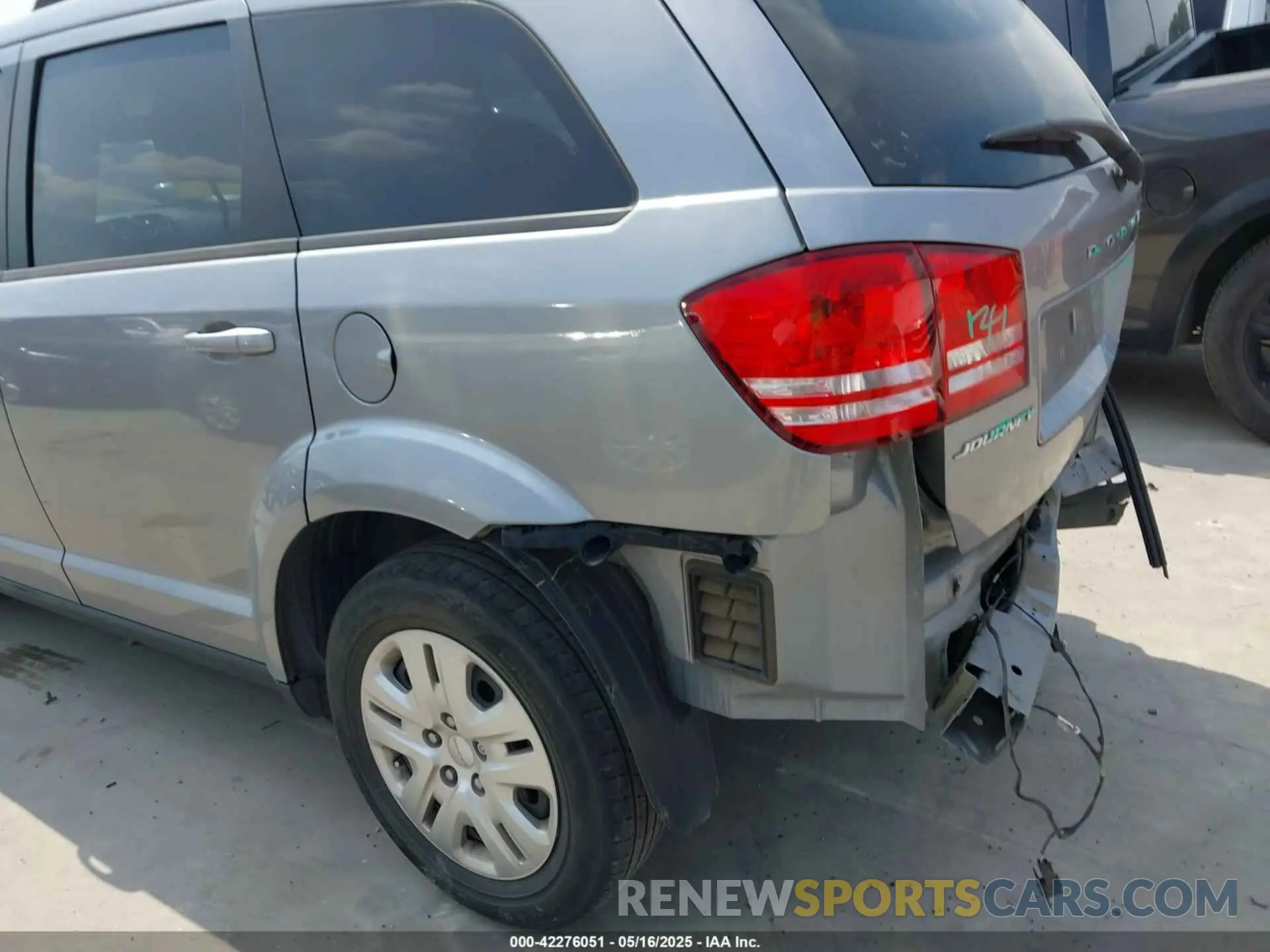 19 Photograph of a damaged car 3C4PDCABXLT250907 DODGE JOURNEY 2020