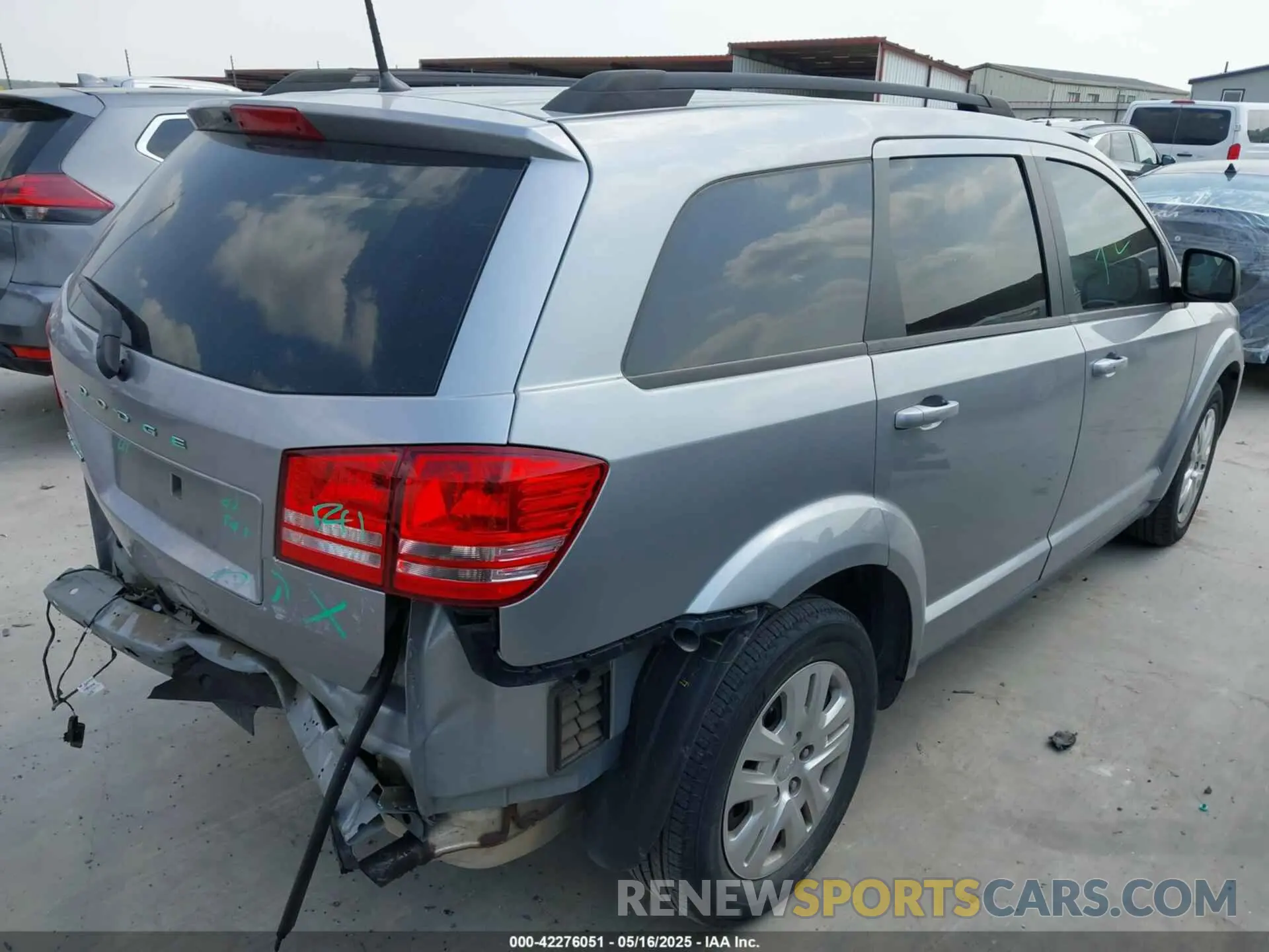 4 Photograph of a damaged car 3C4PDCABXLT250907 DODGE JOURNEY 2020