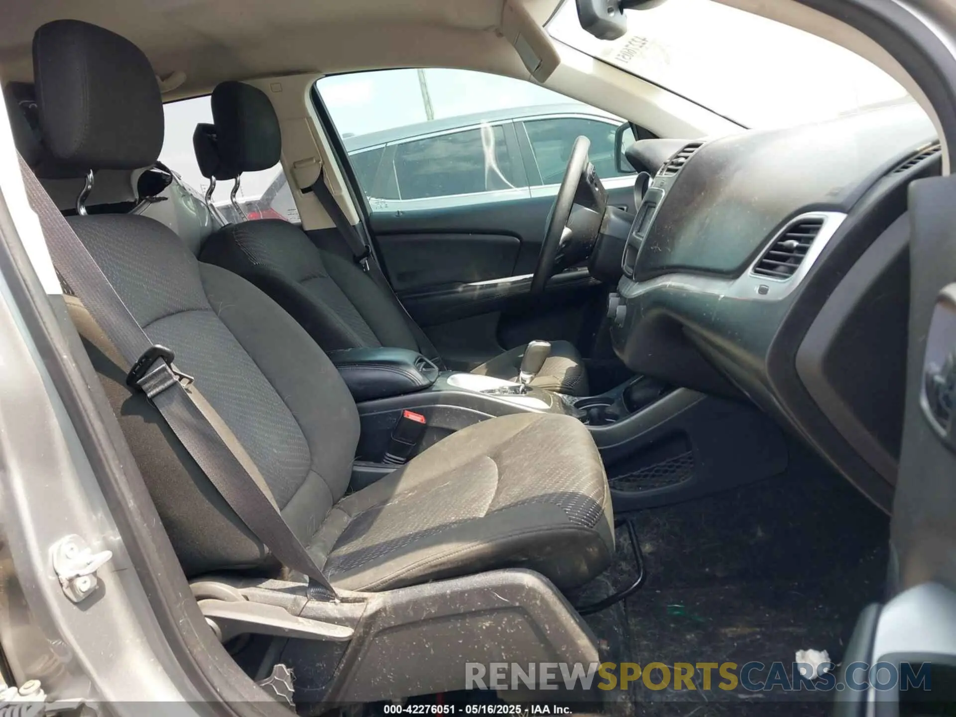 5 Photograph of a damaged car 3C4PDCABXLT250907 DODGE JOURNEY 2020