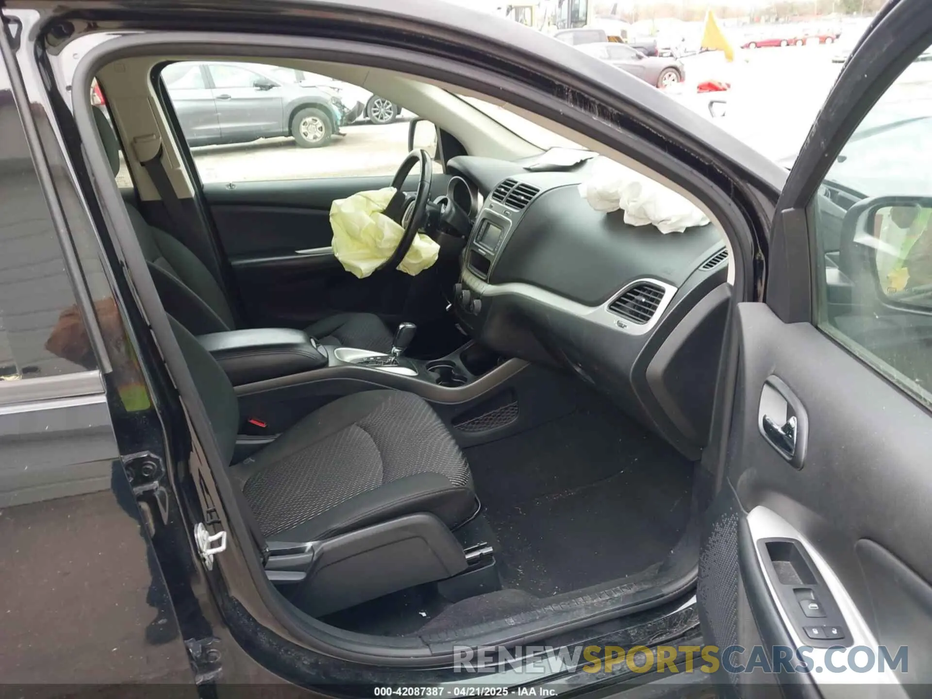 5 Photograph of a damaged car 3C4PDCABXLT274611 DODGE JOURNEY 2020