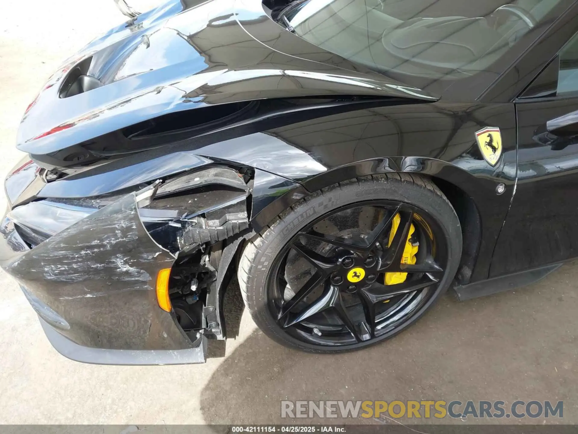 17 Photograph of a damaged car ZFF93LMA4N0277116 FERRARI F8 SPIDER 2022