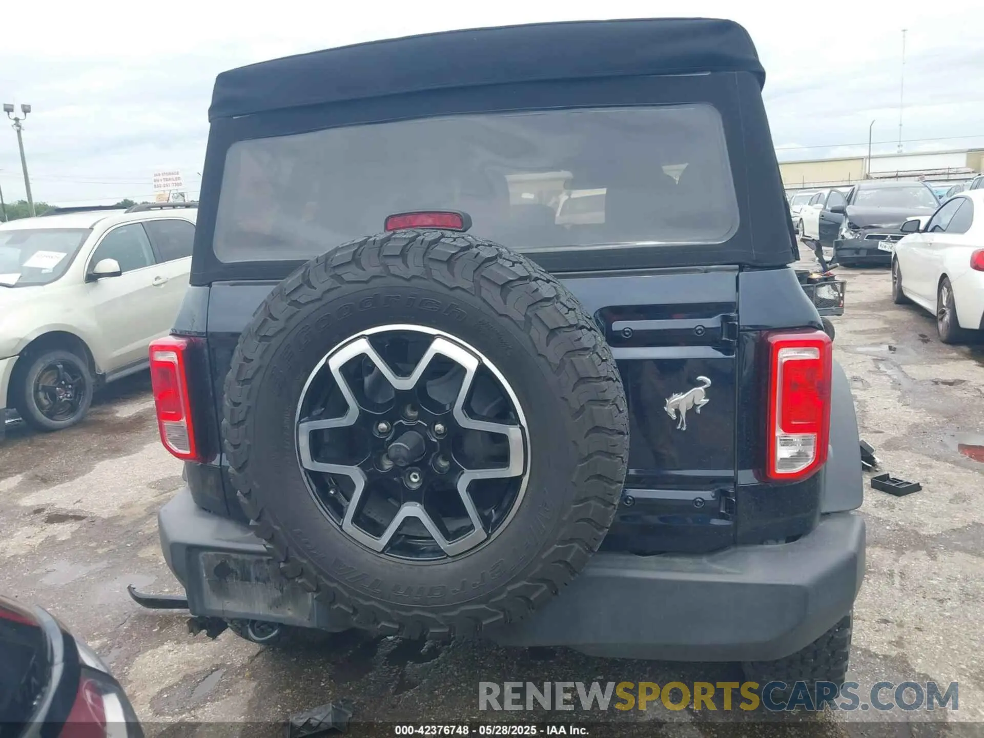 17 Photograph of a damaged car 1FMDE5BH2MLA85541 FORD BRONCO 2021