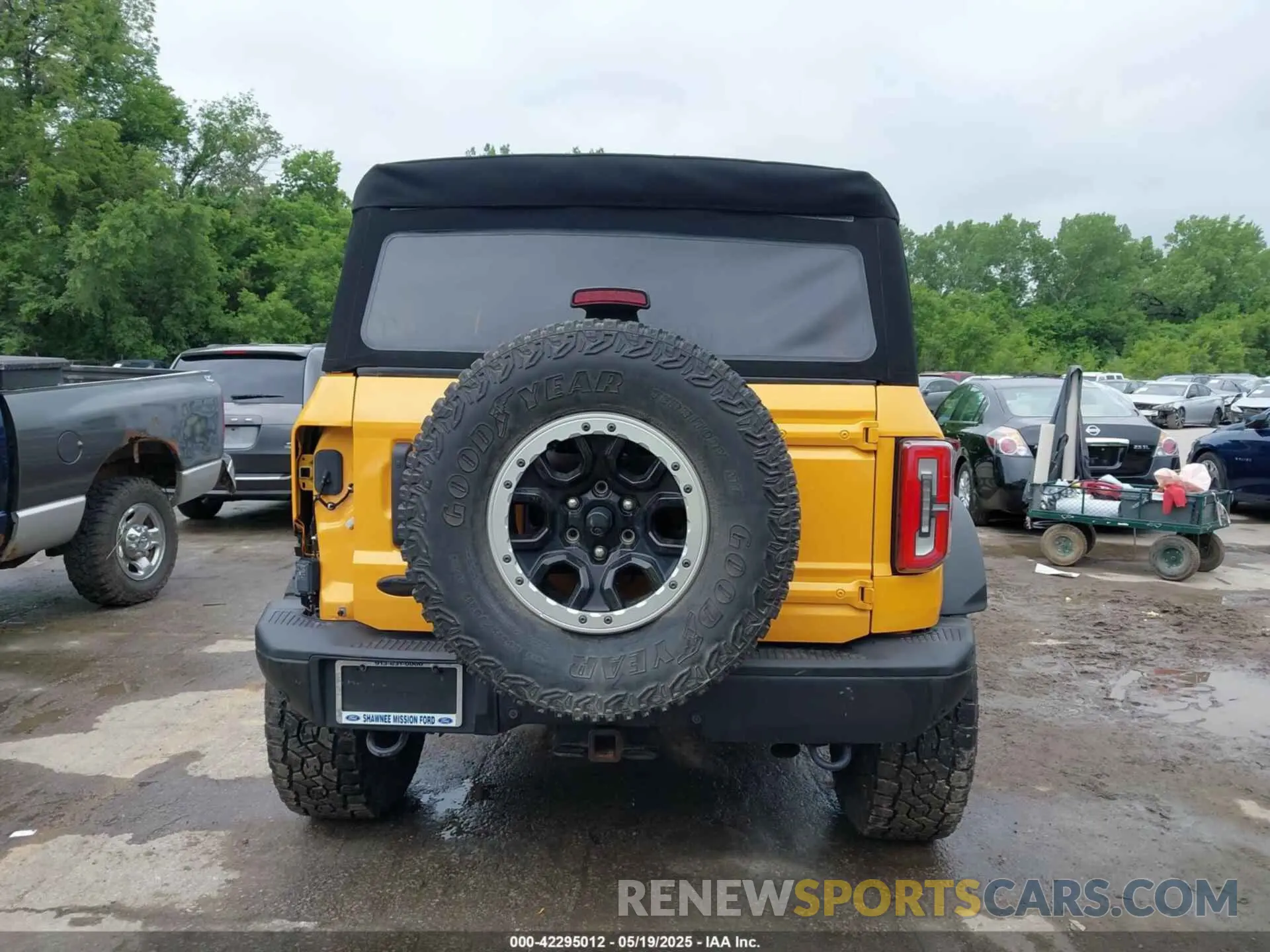 17 Photograph of a damaged car 1FMEE5DH3MLA61525 FORD BRONCO 2021