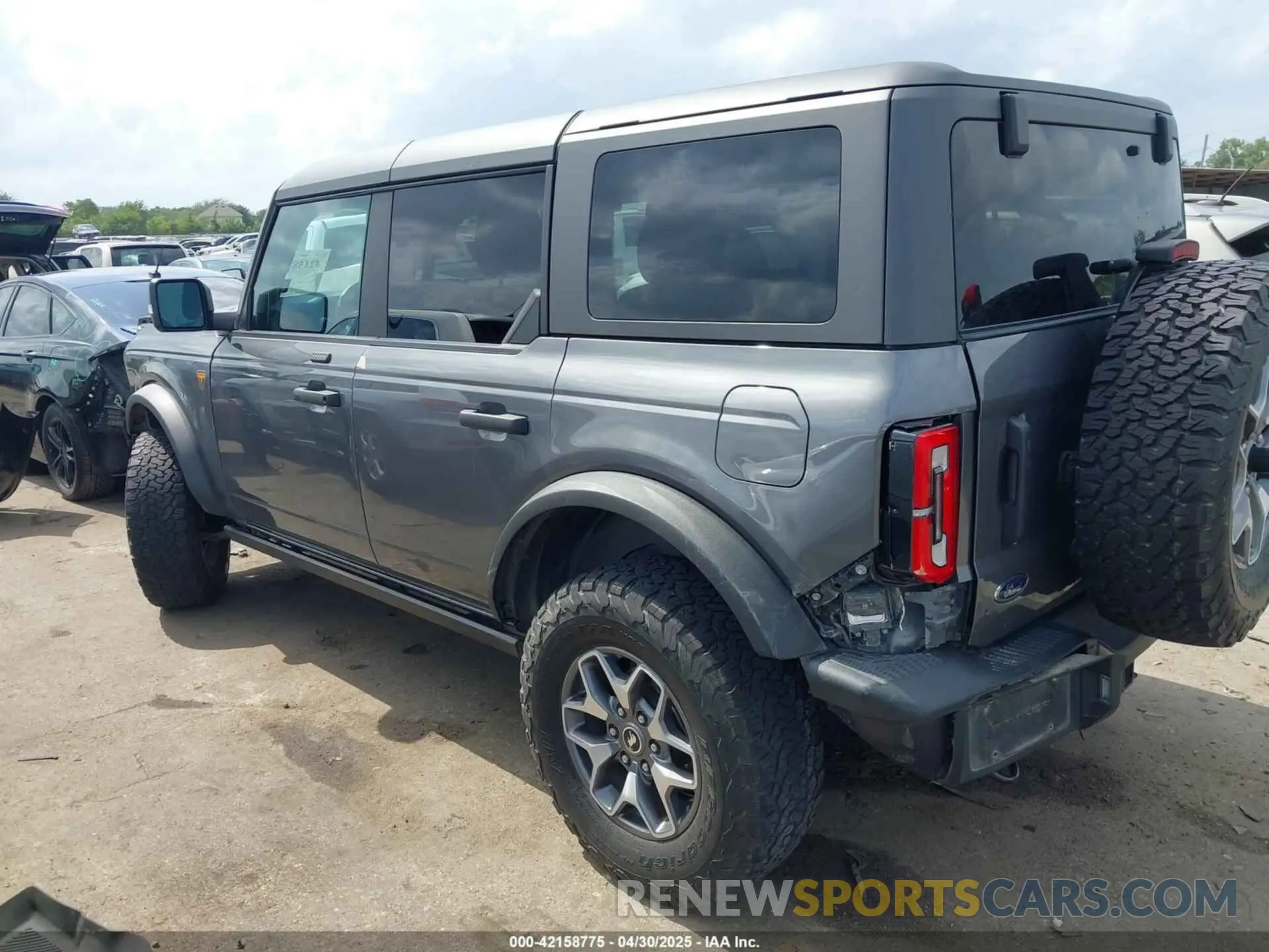 3 Photograph of a damaged car 1FMEE5DP3MLB06714 FORD BRONCO 2021