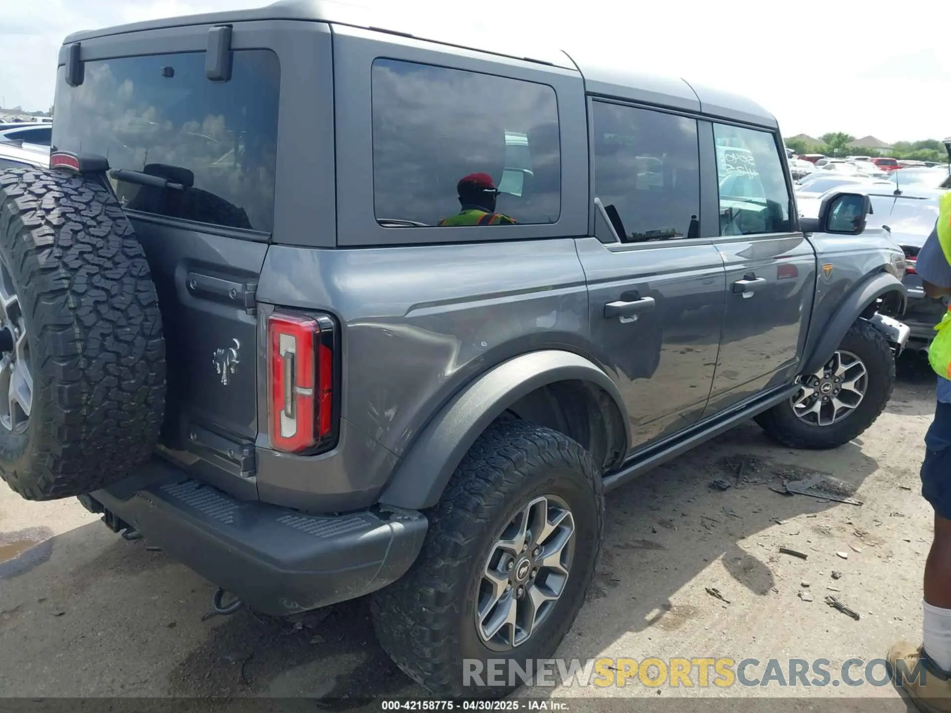 4 Photograph of a damaged car 1FMEE5DP3MLB06714 FORD BRONCO 2021