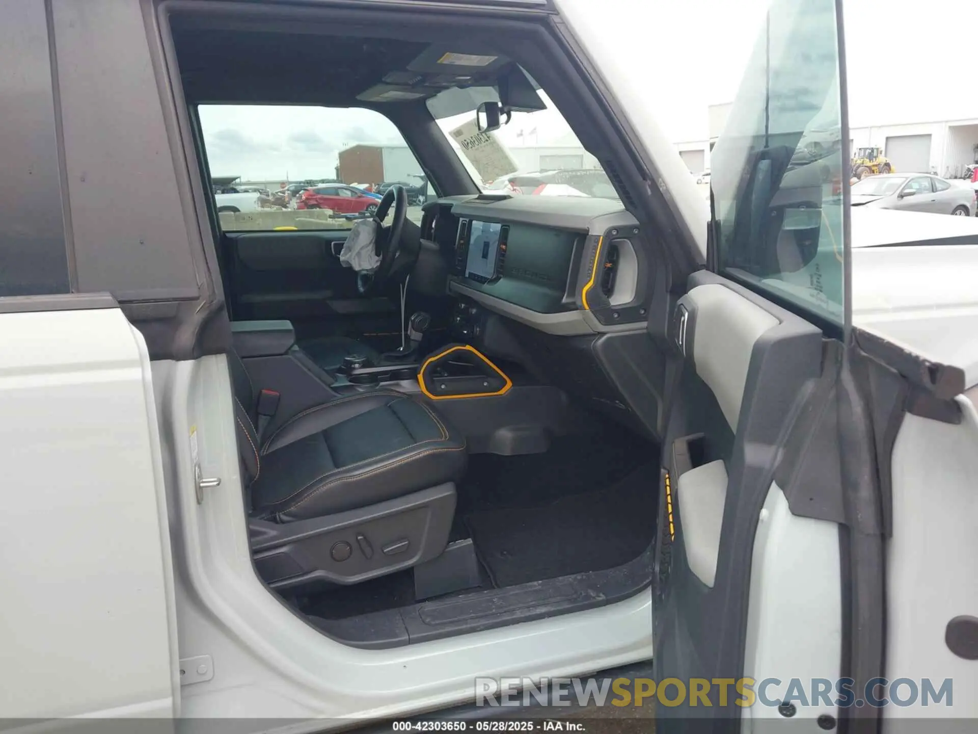 5 Photograph of a damaged car 1FMEE5DP3NLB31811 FORD BRONCO 2022