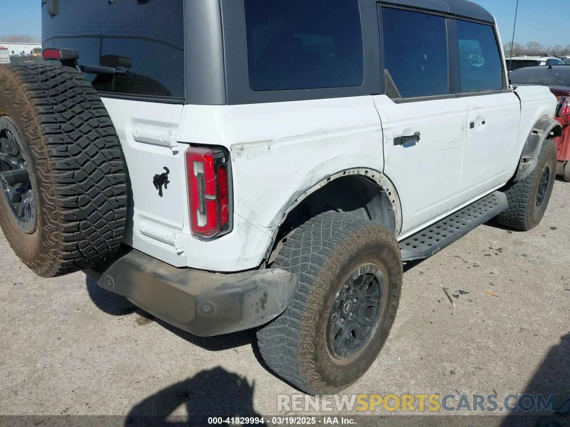 17 Photograph of a damaged car 1FMEE5DP8NLA97039 FORD BRONCO 2022
