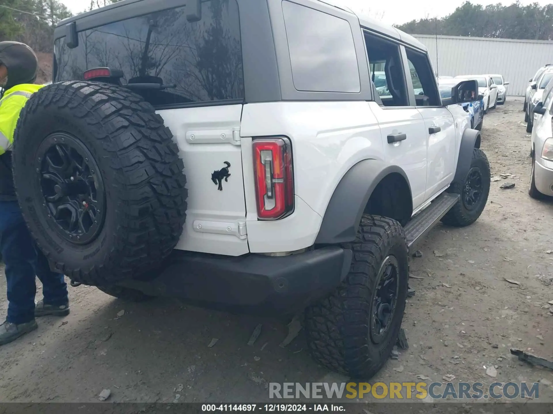 4 Фотография поврежденного автомобиля 1FMEE5DP7PLB52177 FORD BRONCO 2023