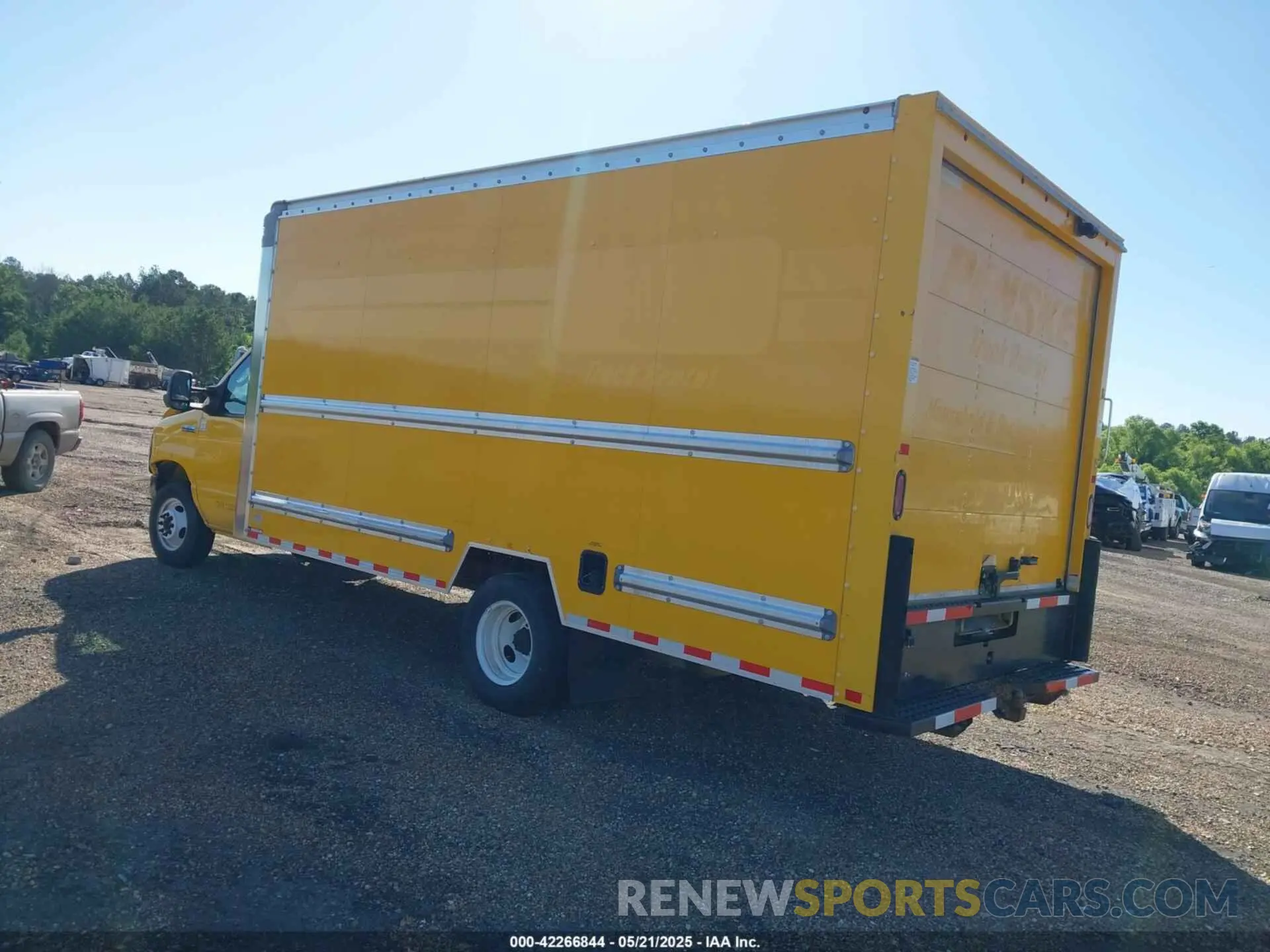 3 Photograph of a damaged car 1FDWE3FN3MDC03202 FORD E-350 CUTAWAY 2021
