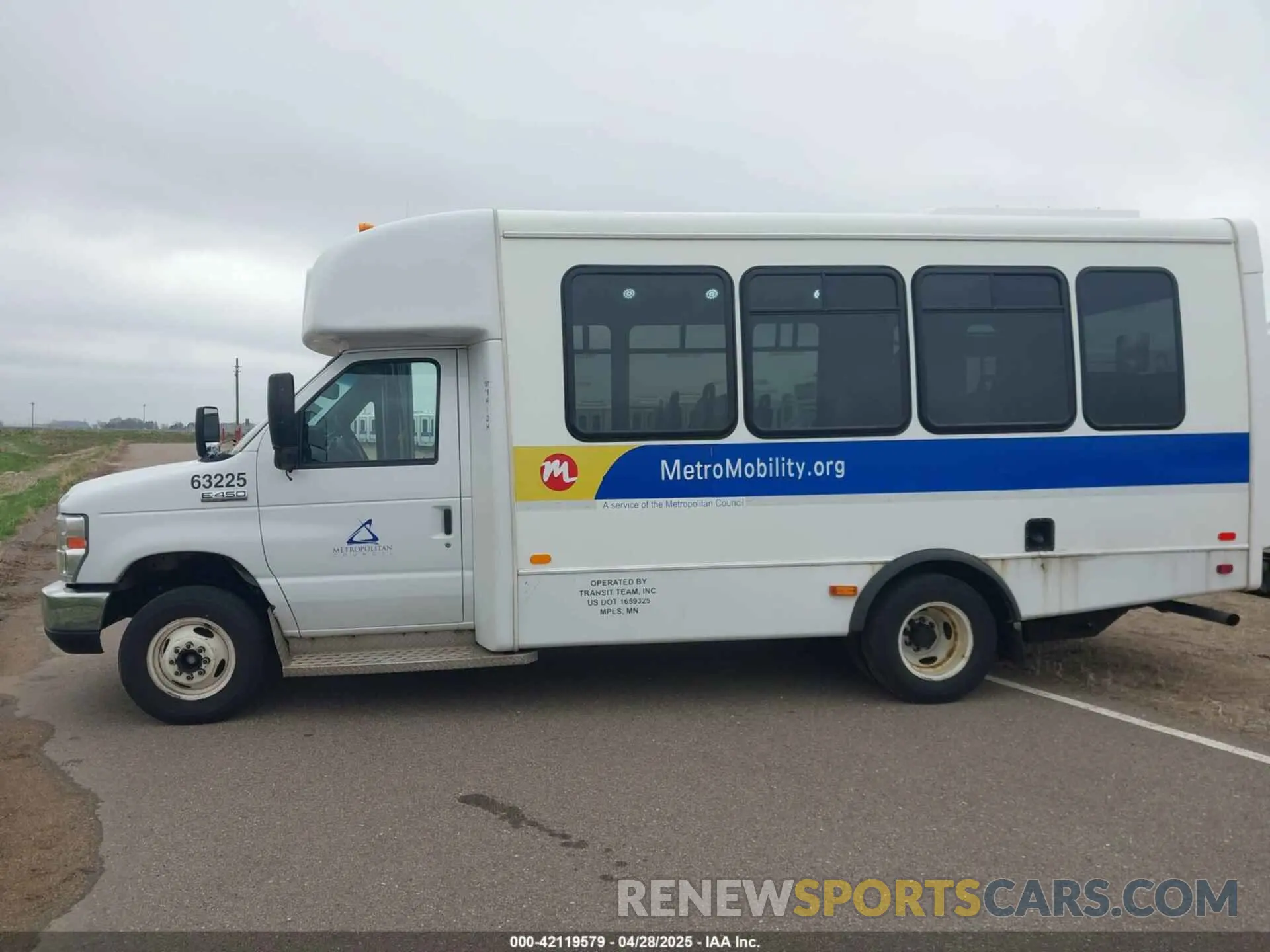 14 Photograph of a damaged car 1FDFE4FS2KDC30979 FORD E-450 CUTAWAY 2019