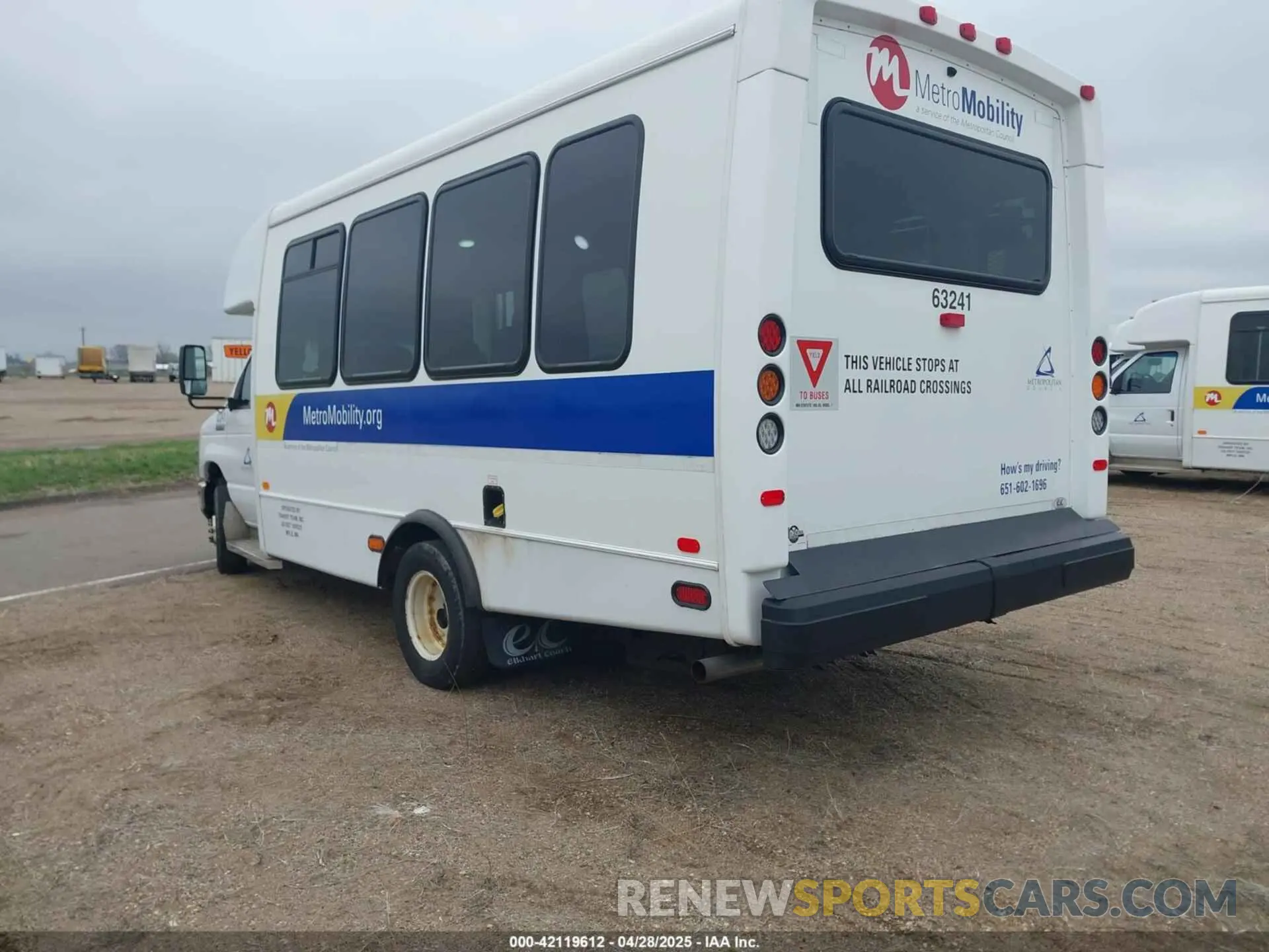 3 Photograph of a damaged car 1FDFE4FS2KDC56143 FORD E-450 CUTAWAY 2019