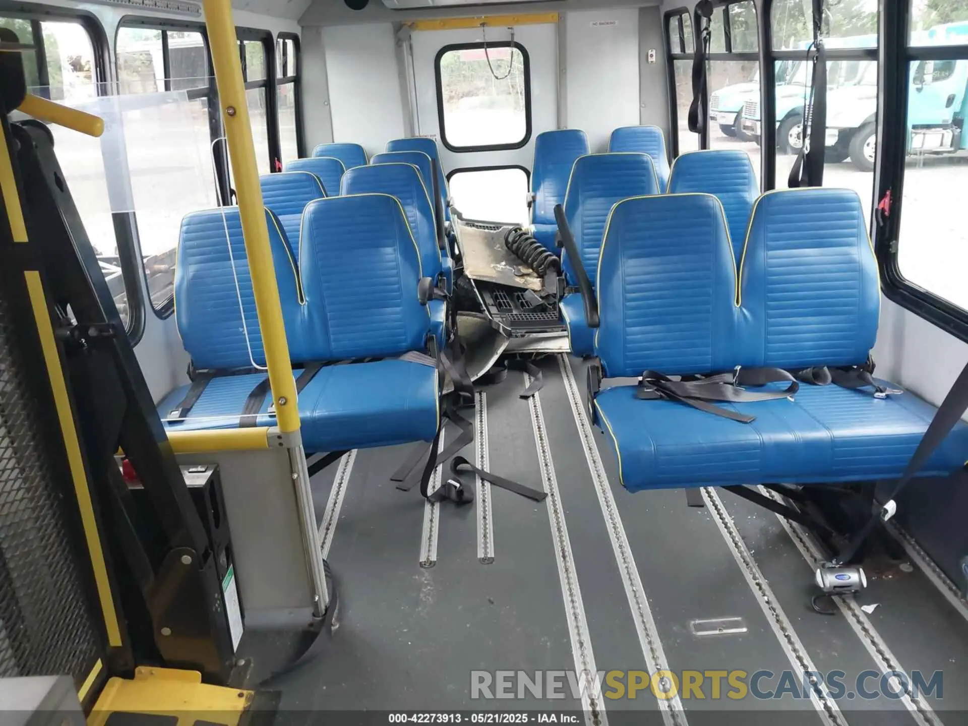 6 Photograph of a damaged car 1FDFE4FS5KDC35755 FORD E-450 CUTAWAY 2019