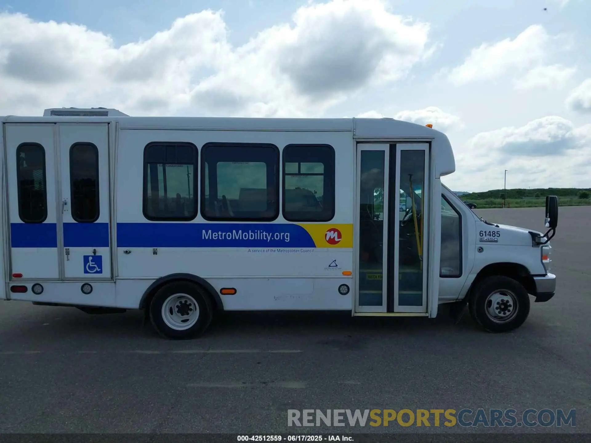 13 Photograph of a damaged car 1FDFE4FS5KDC59666 FORD E-450 CUTAWAY 2019
