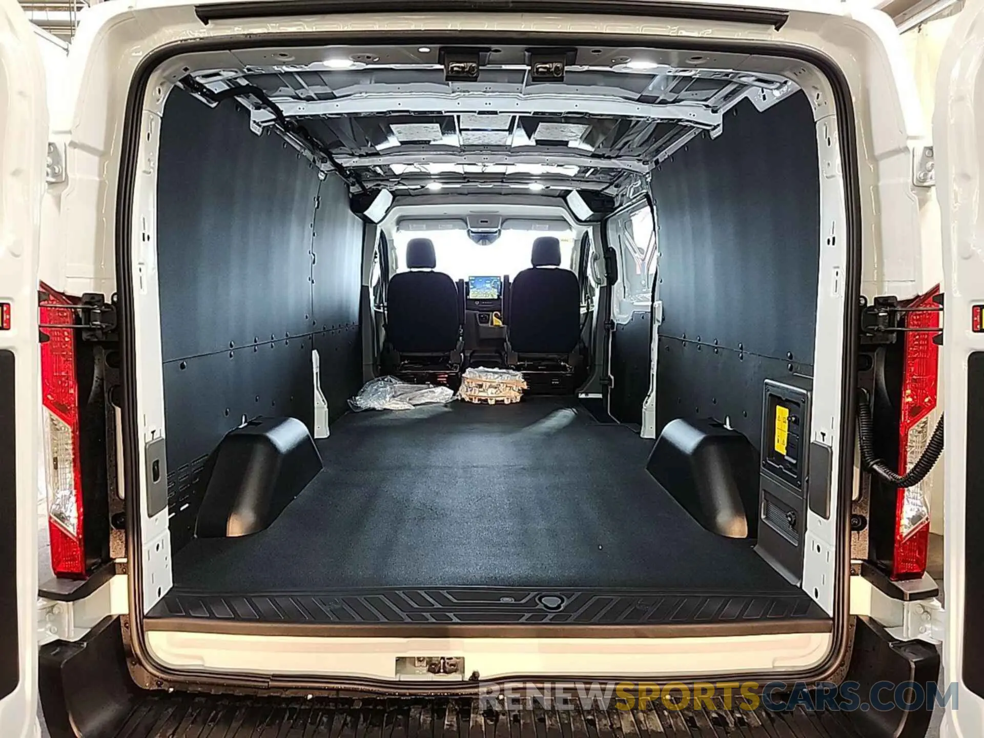 1 Фотография поврежденного автомобиля 1FTBW1YM7SKA12917 FORD E-TRANSIT-350 2025