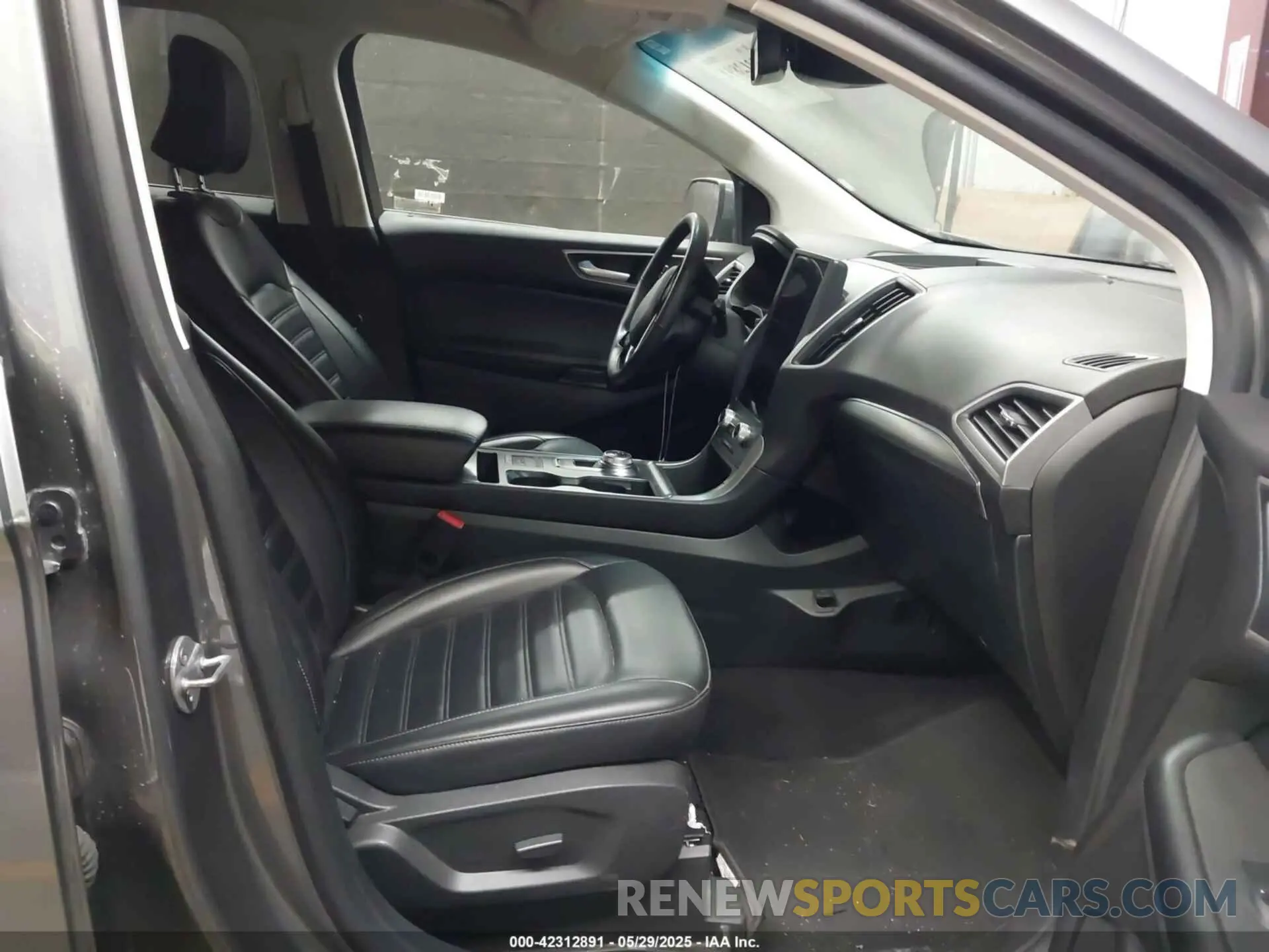 5 Photograph of a damaged car 2FMPK4J94NBA92406 FORD EDGE 2022