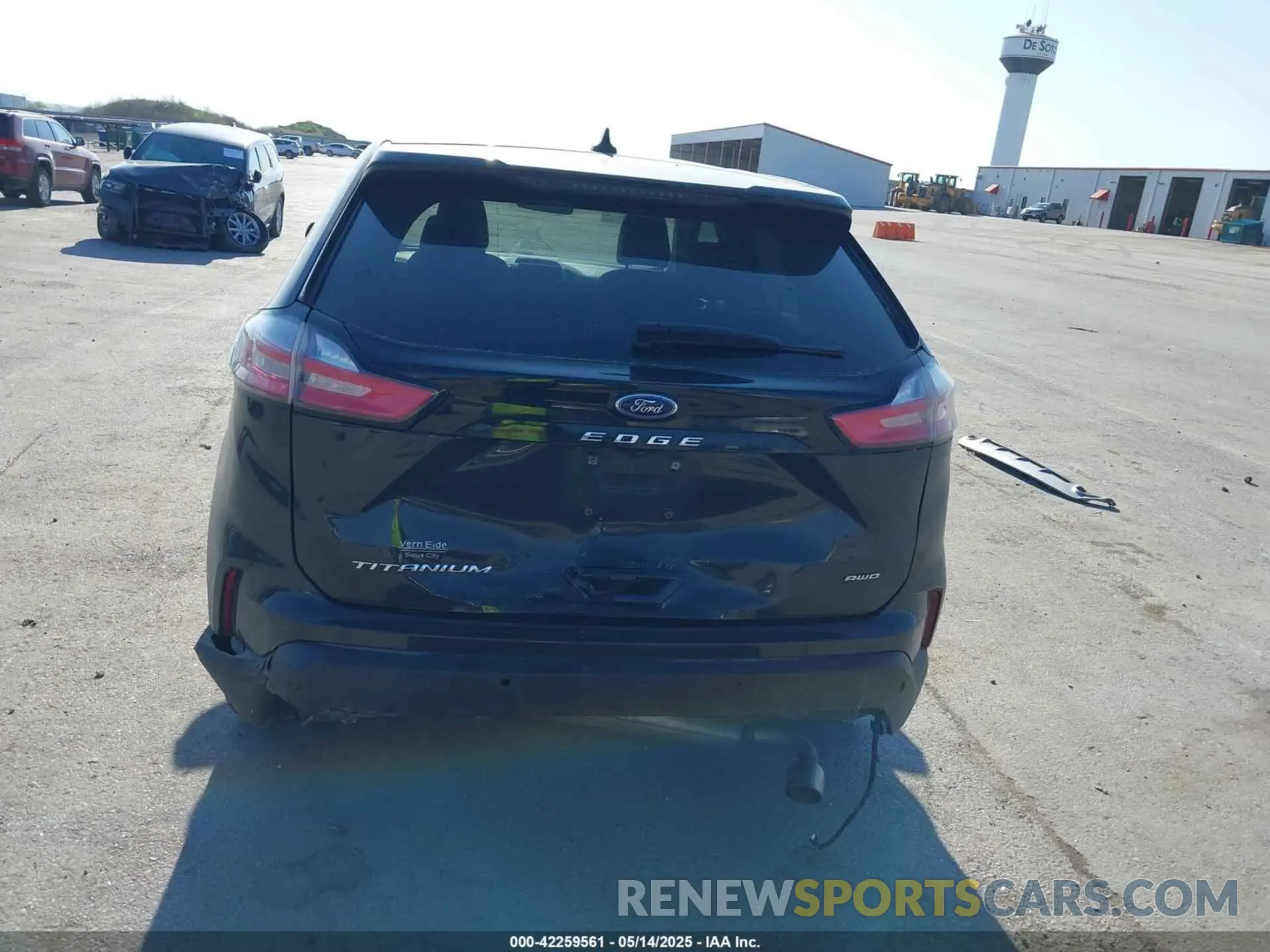 17 Photograph of a damaged car 2FMPK4K95NBA53113 FORD EDGE 2022