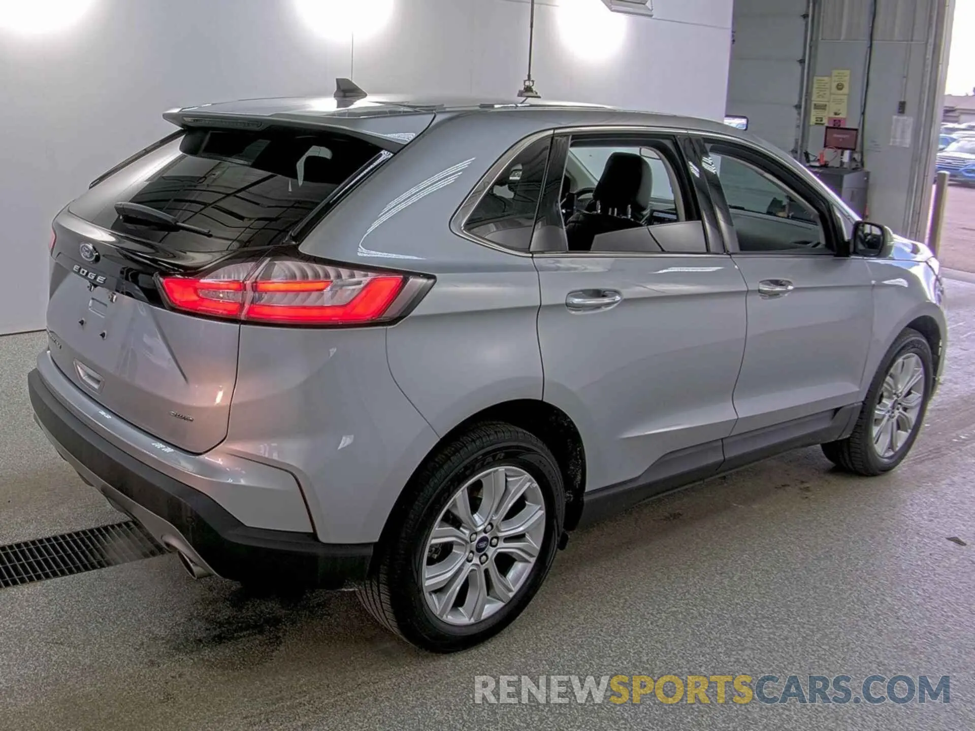 29 Photograph of a damaged car 2FMPK4K98NBA81777 FORD EDGE 2022