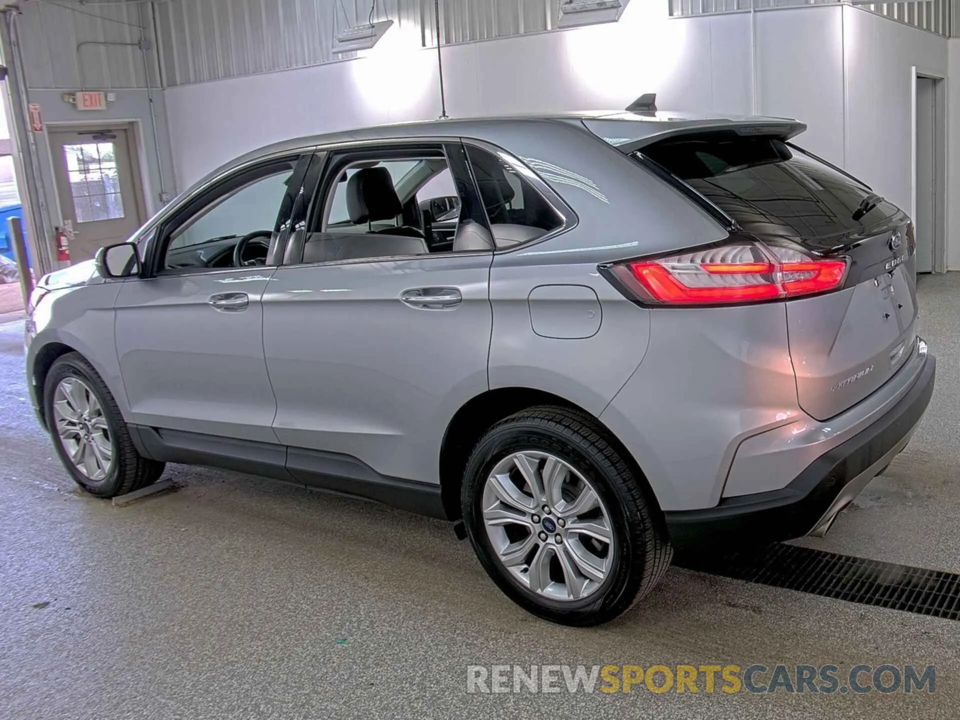 33 Photograph of a damaged car 2FMPK4K98NBA81777 FORD EDGE 2022