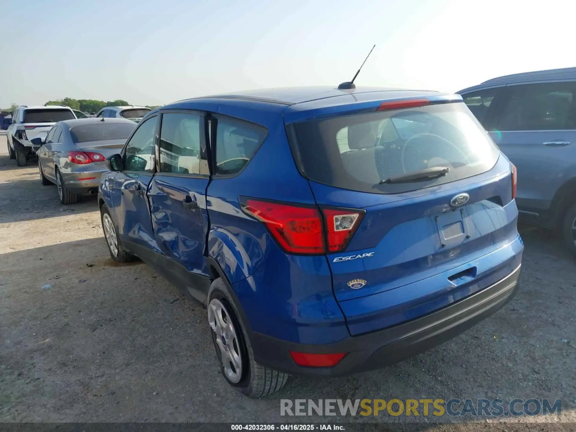 3 Фотография поврежденного автомобиля 1FMCU0F71KUB21083 FORD ESCAPE 2019