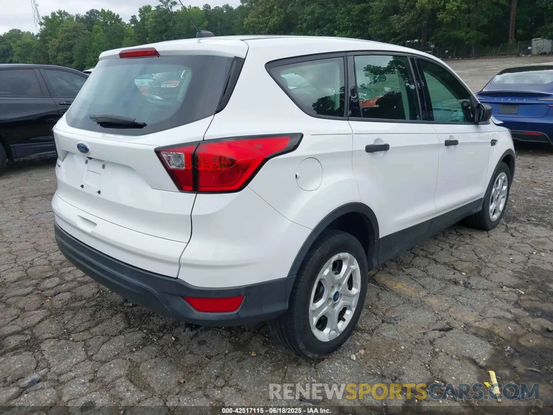 4 Photograph of a damaged car 1FMCU0F73KUA30333 FORD ESCAPE 2019
