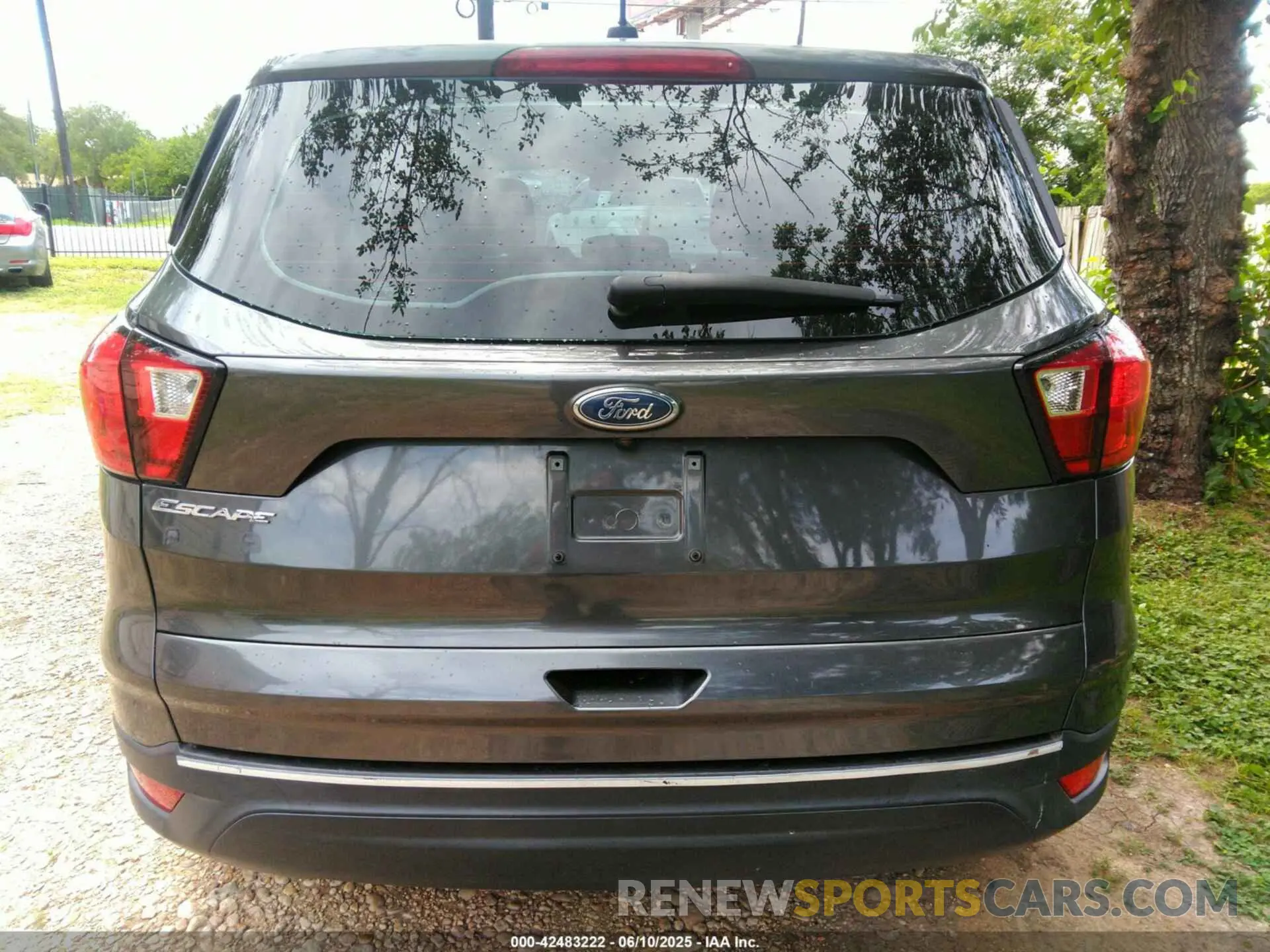 16 Photograph of a damaged car 1FMCU0F73KUC25400 FORD ESCAPE 2019