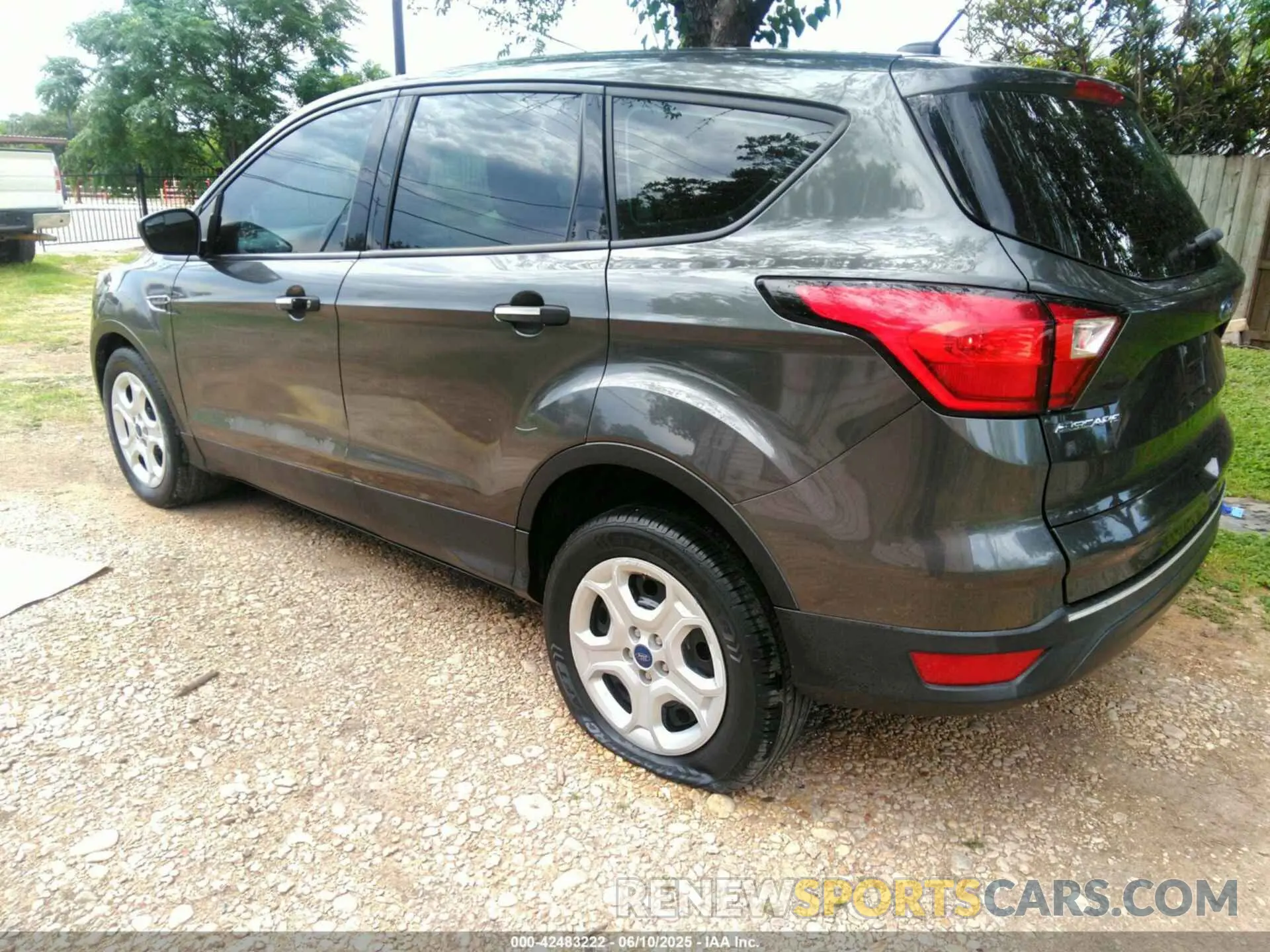 3 Photograph of a damaged car 1FMCU0F73KUC25400 FORD ESCAPE 2019