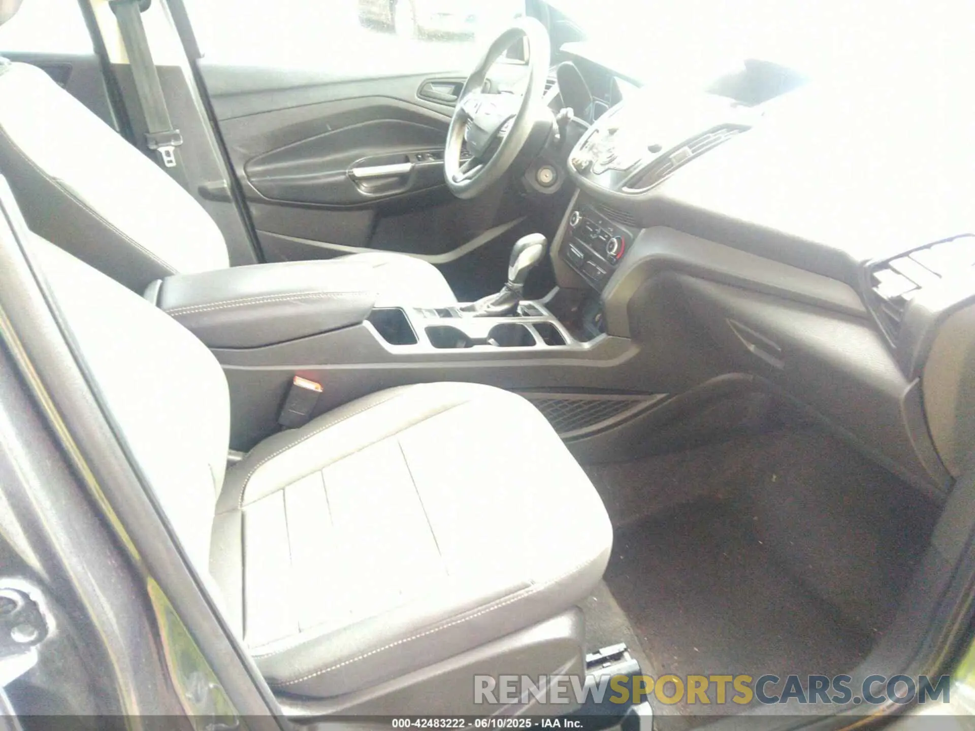 5 Photograph of a damaged car 1FMCU0F73KUC25400 FORD ESCAPE 2019