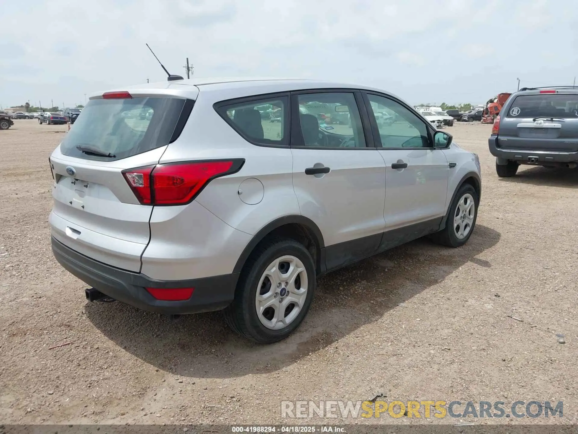 4 Фотография поврежденного автомобиля 1FMCU0F74KUA17686 FORD ESCAPE 2019