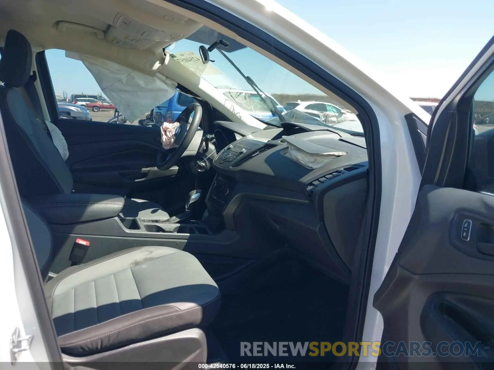 5 Photograph of a damaged car 1FMCU0F74KUB63022 FORD ESCAPE 2019