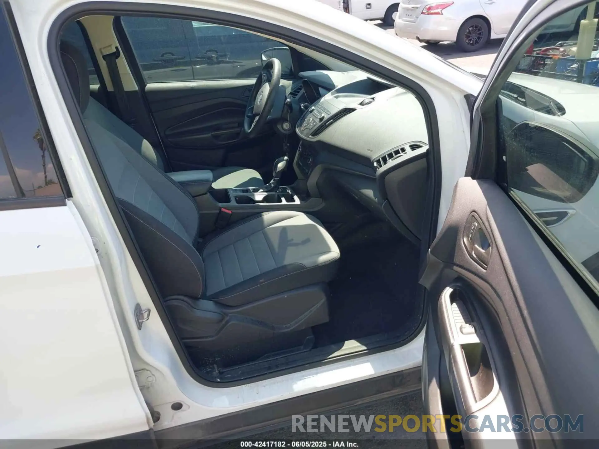 5 Photograph of a damaged car 1FMCU0F75KUB11723 FORD ESCAPE 2019