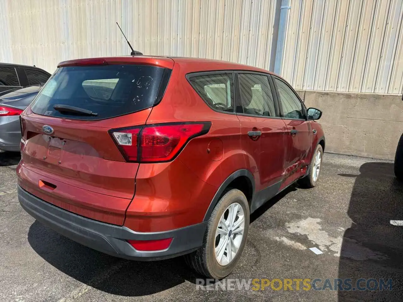 4 Photograph of a damaged car 1FMCU0F76KUB78010 FORD ESCAPE 2019