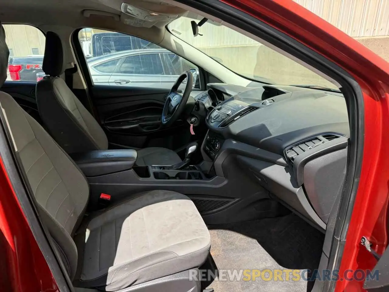 5 Photograph of a damaged car 1FMCU0F76KUB78010 FORD ESCAPE 2019