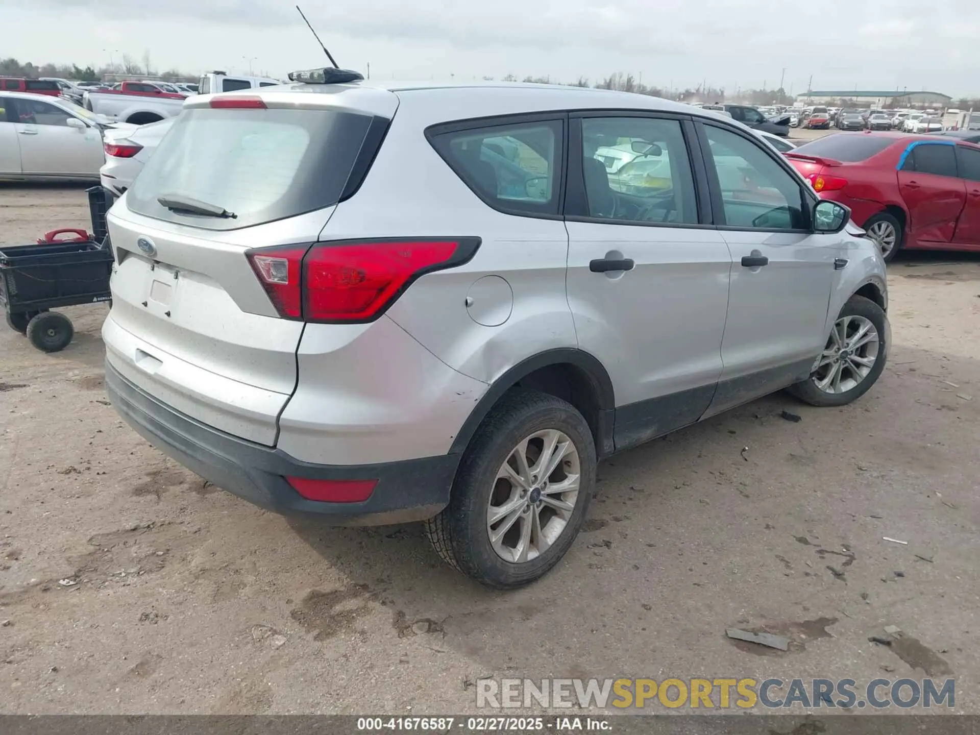 4 Photograph of a damaged car 1FMCU0F76KUB96023 FORD ESCAPE 2019