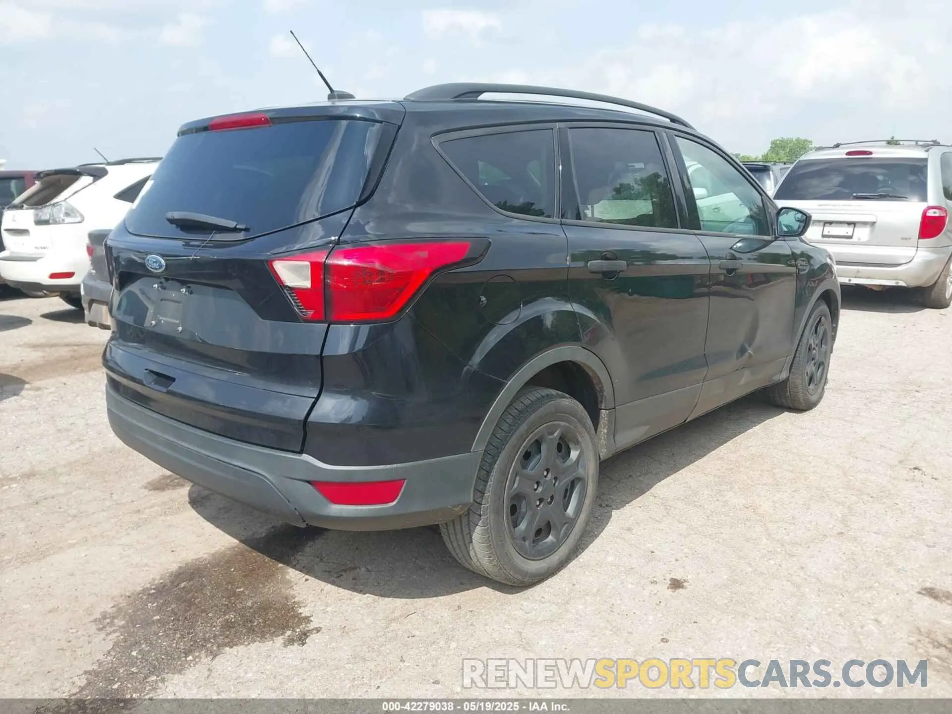 4 Photograph of a damaged car 1FMCU0F76KUC35970 FORD ESCAPE 2019