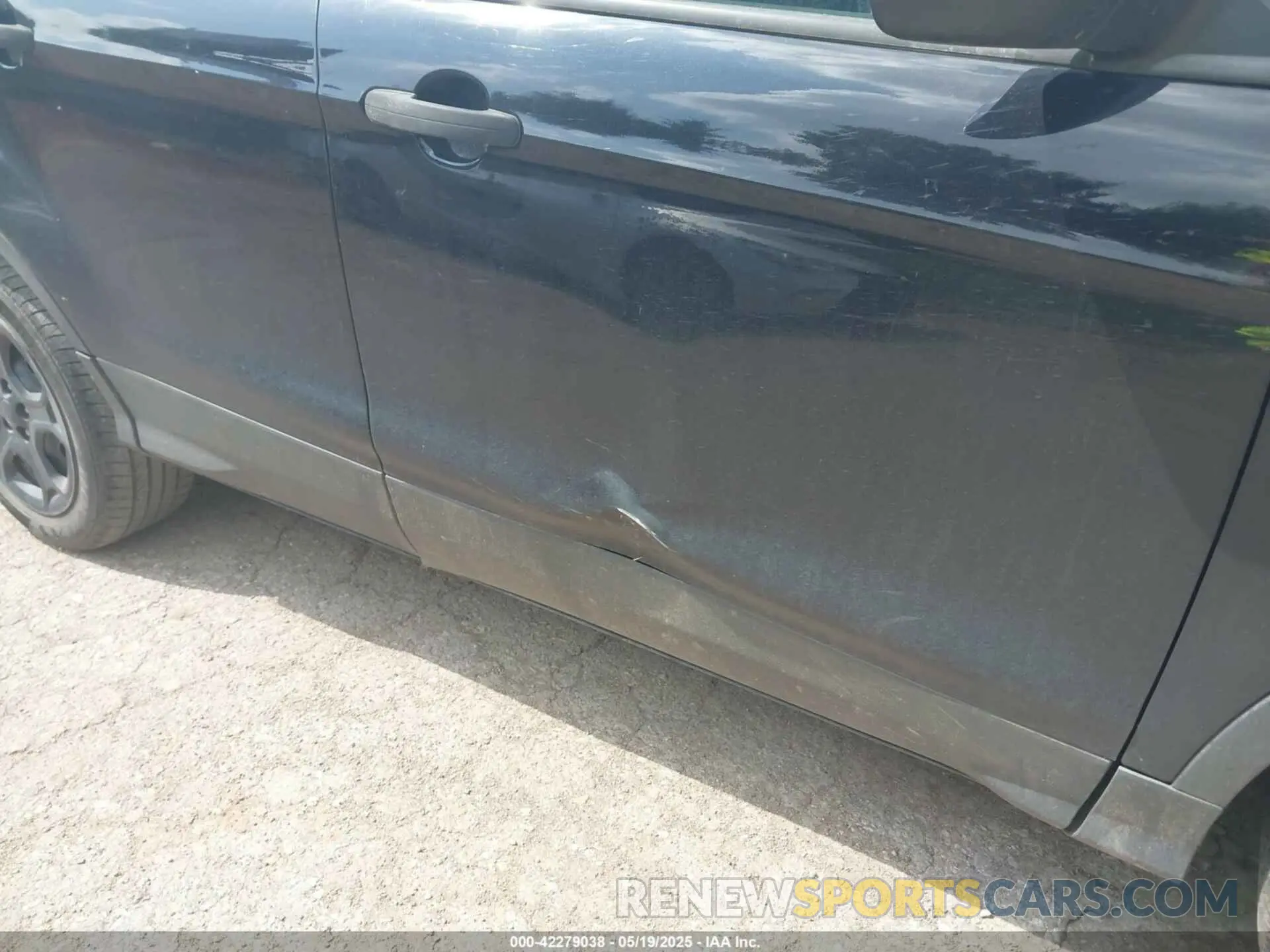 6 Photograph of a damaged car 1FMCU0F76KUC35970 FORD ESCAPE 2019