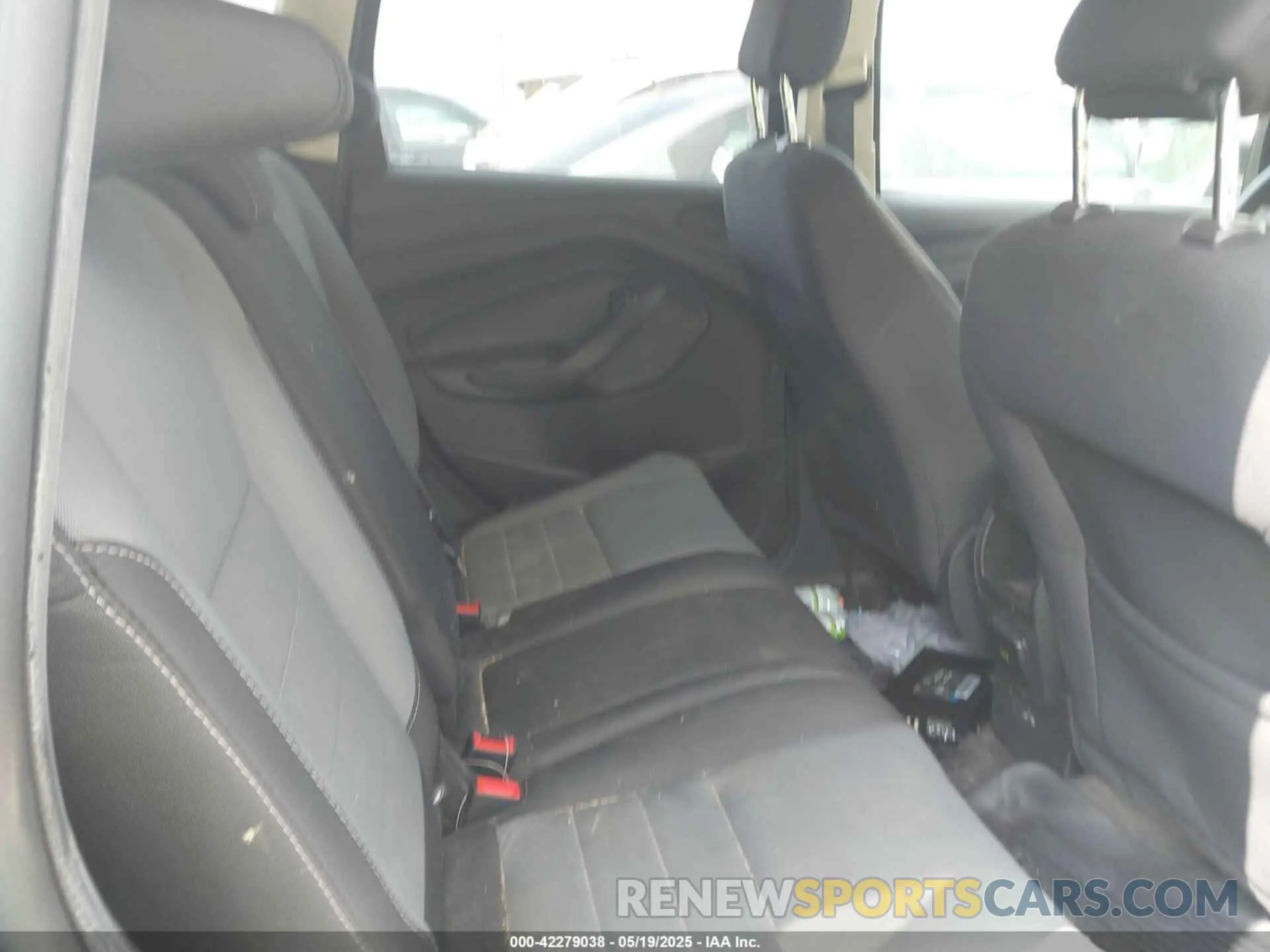 8 Photograph of a damaged car 1FMCU0F76KUC35970 FORD ESCAPE 2019