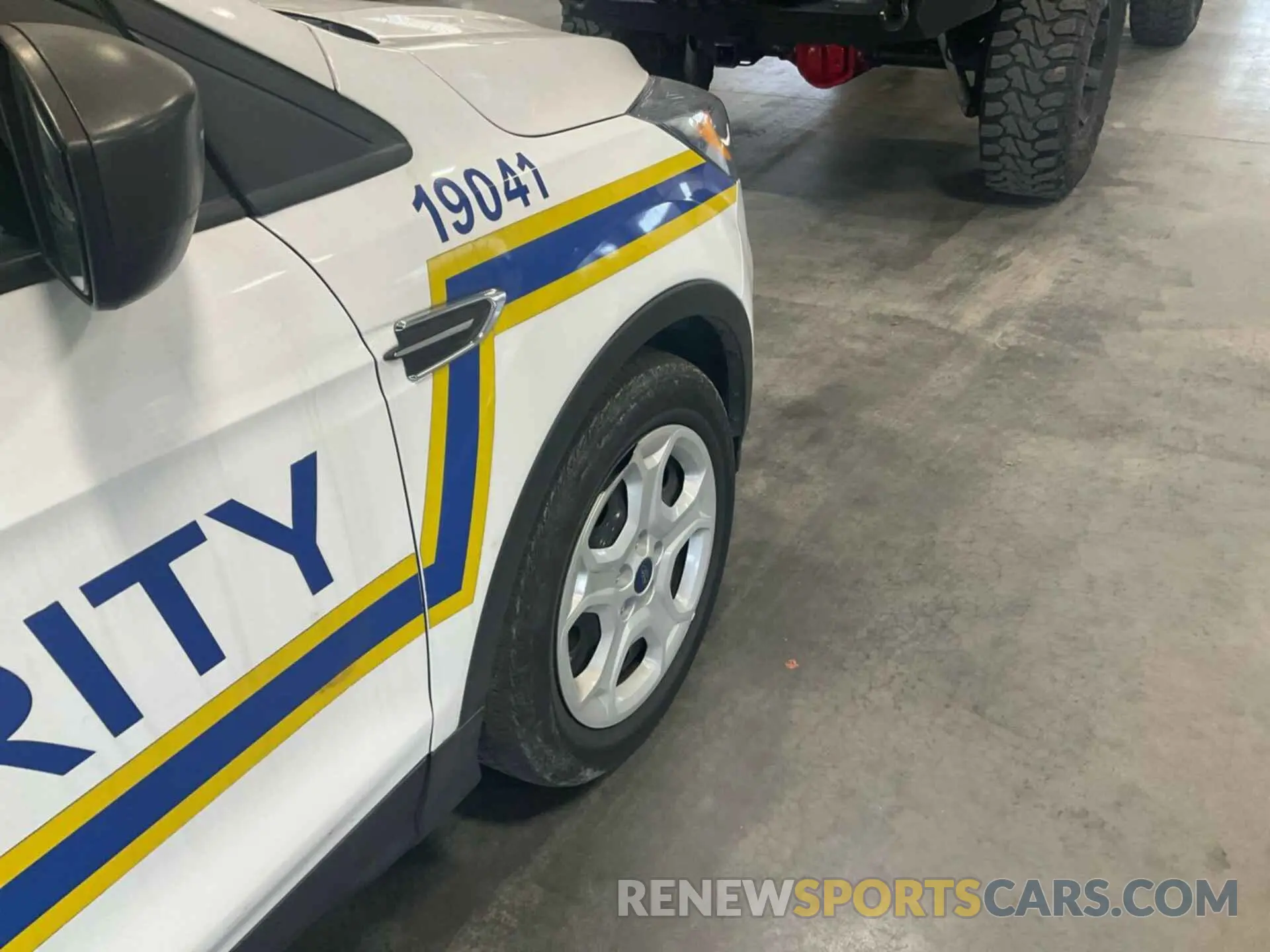 27 Photograph of a damaged car 1FMCU0F78KUB36454 FORD ESCAPE 2019