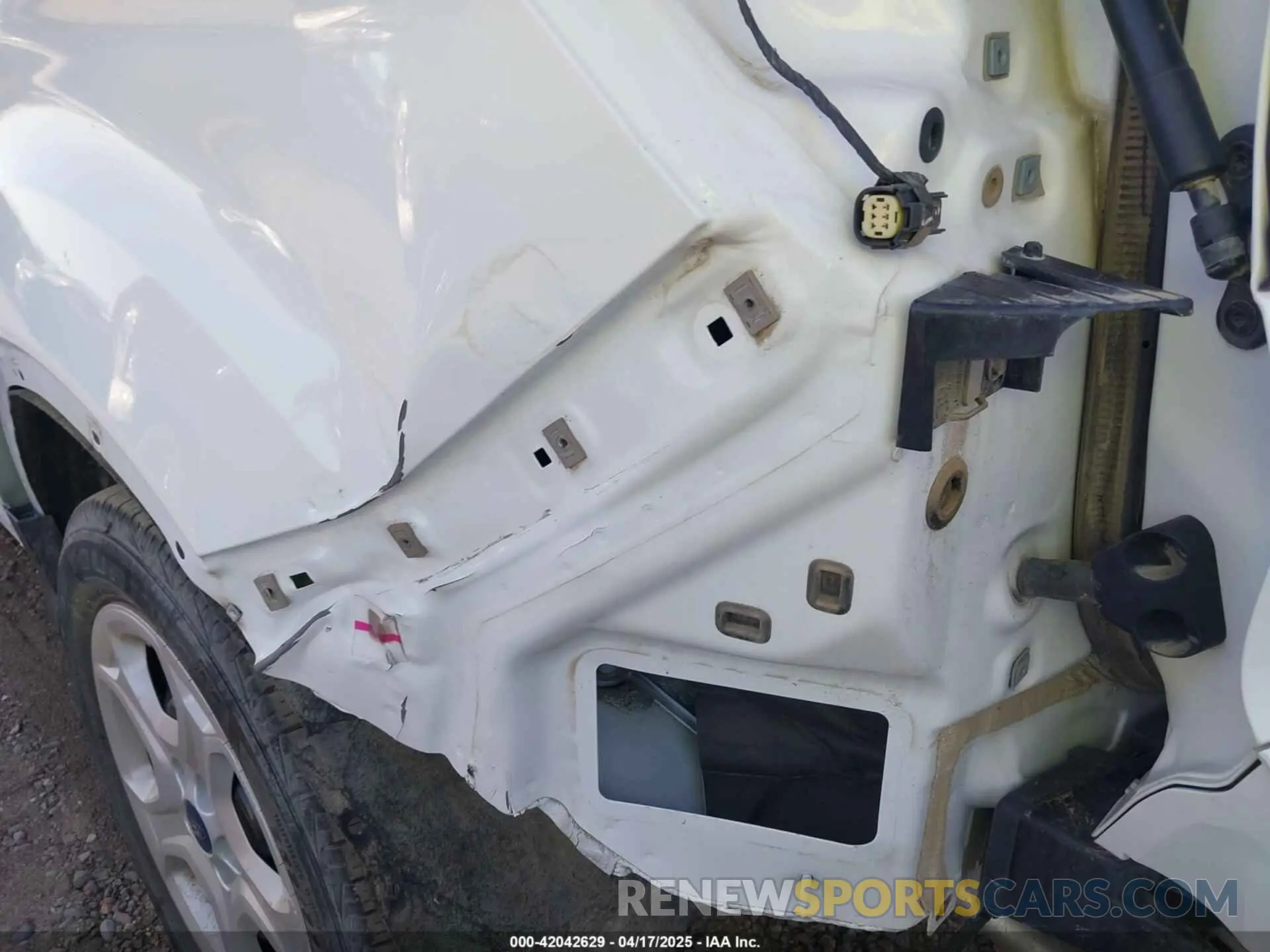 17 Photograph of a damaged car 1FMCU0F79KUB31442 FORD ESCAPE 2019