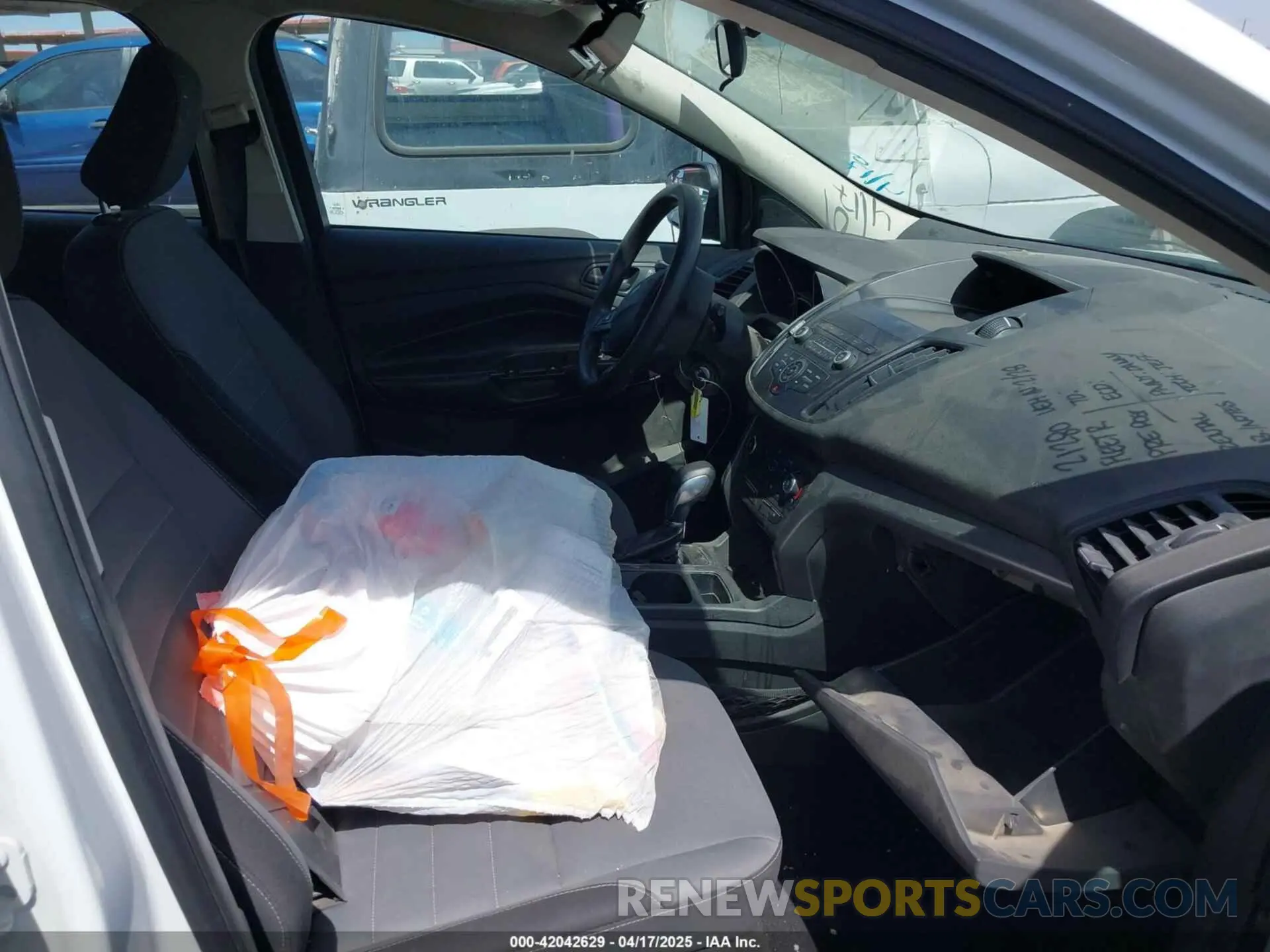 5 Photograph of a damaged car 1FMCU0F79KUB31442 FORD ESCAPE 2019
