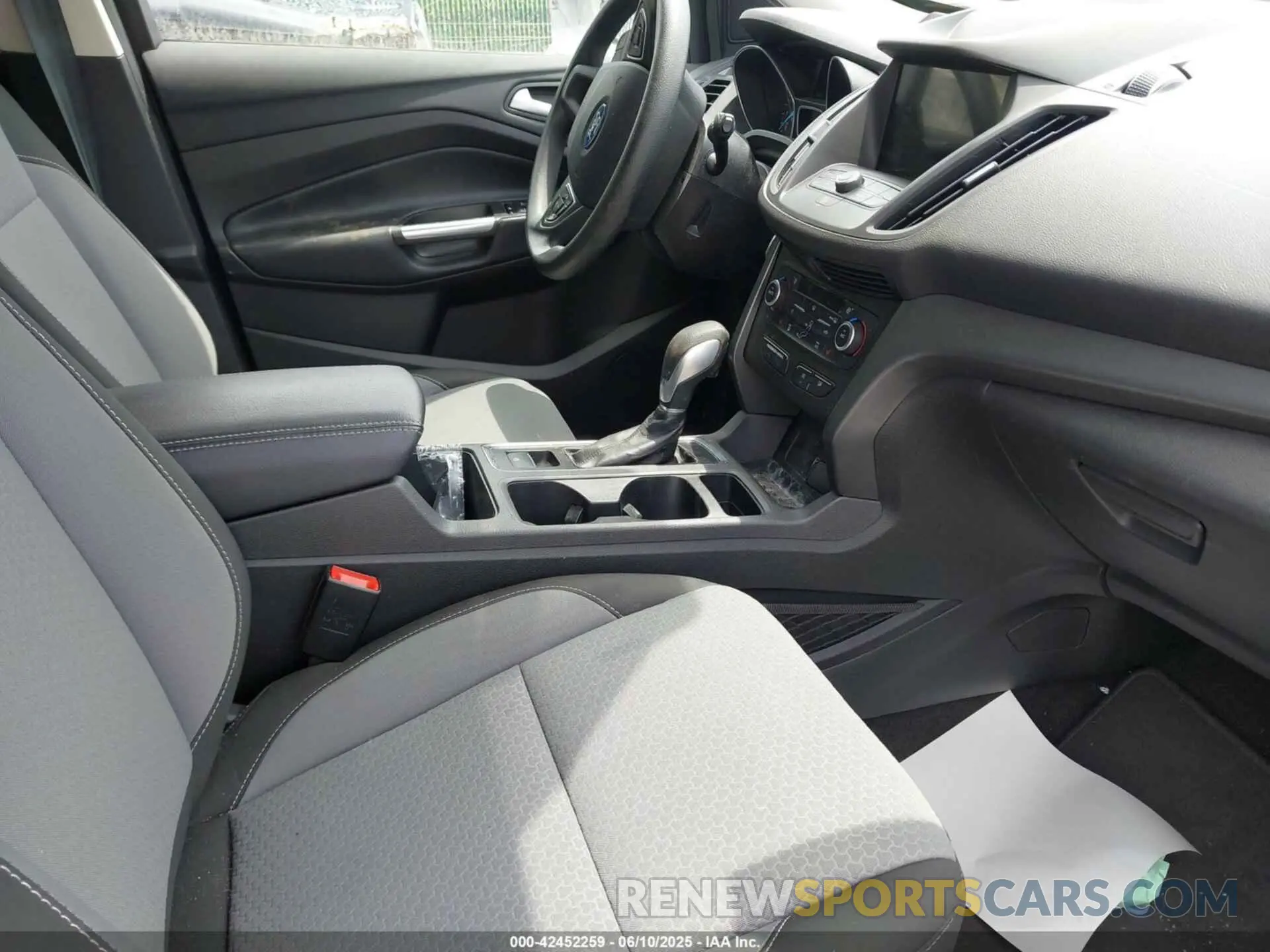 5 Photograph of a damaged car 1FMCU0GD0KUA86525 FORD ESCAPE 2019