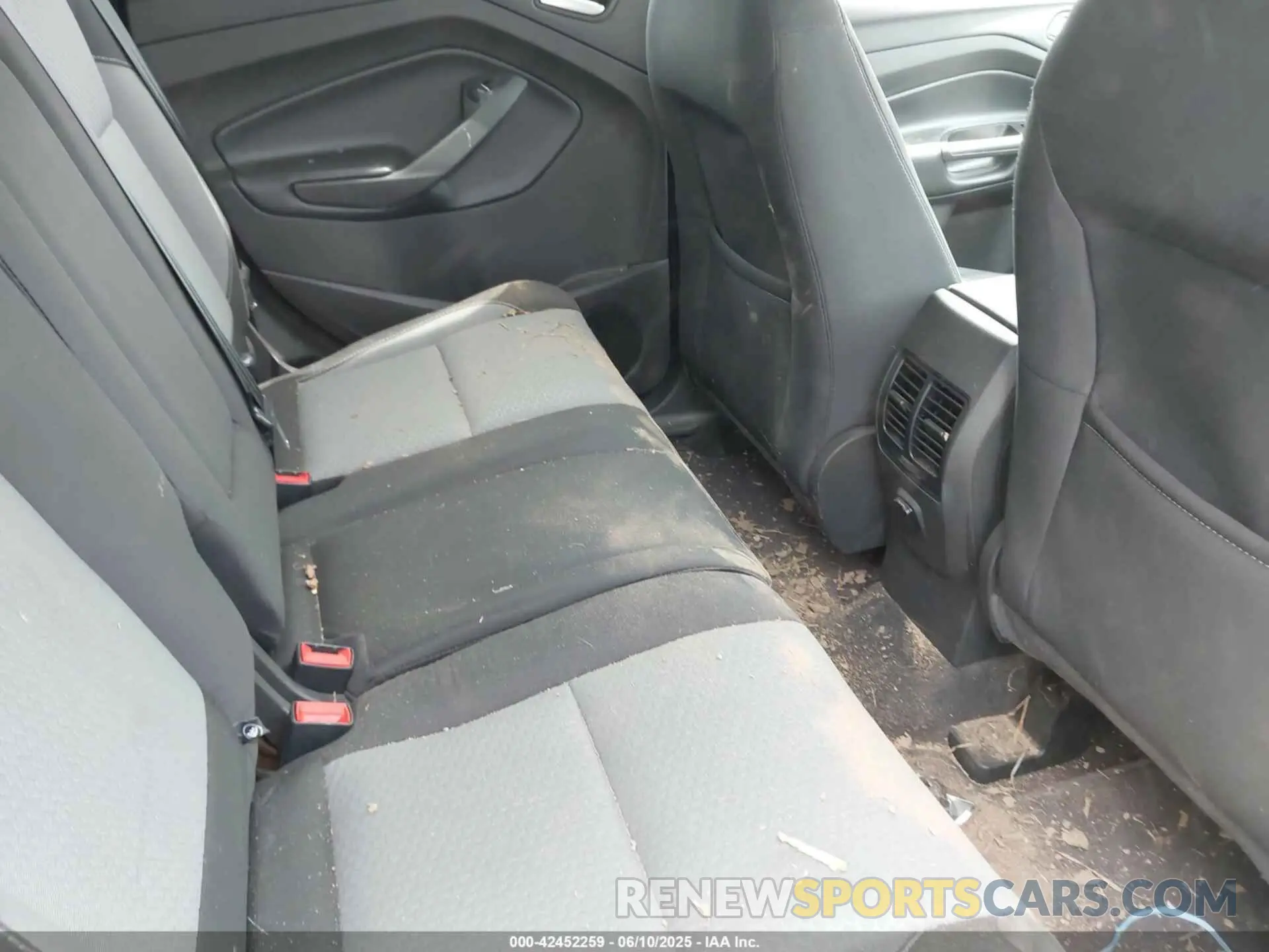 8 Photograph of a damaged car 1FMCU0GD0KUA86525 FORD ESCAPE 2019