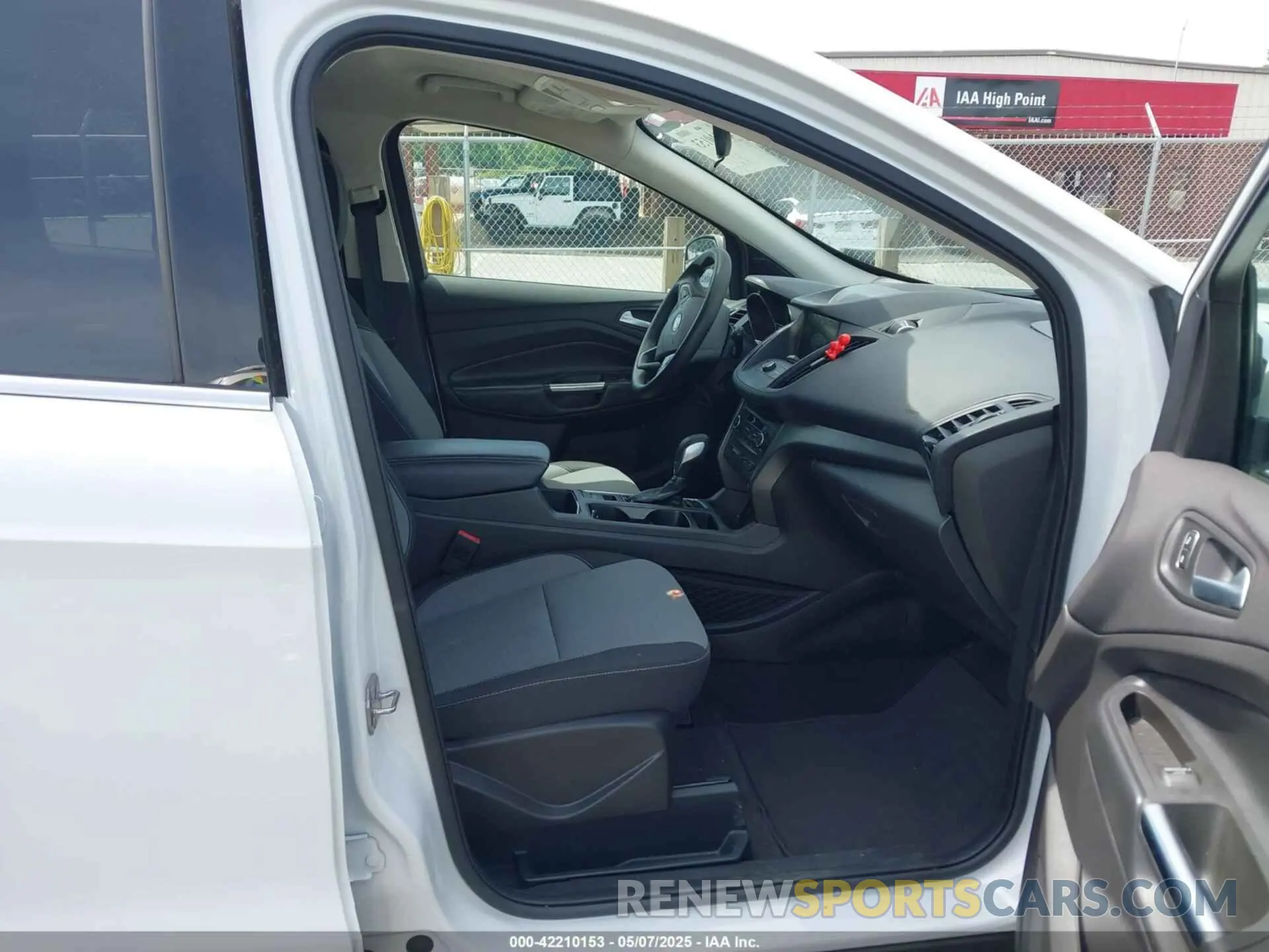 5 Photograph of a damaged car 1FMCU0GD1KUA90714 FORD ESCAPE 2019