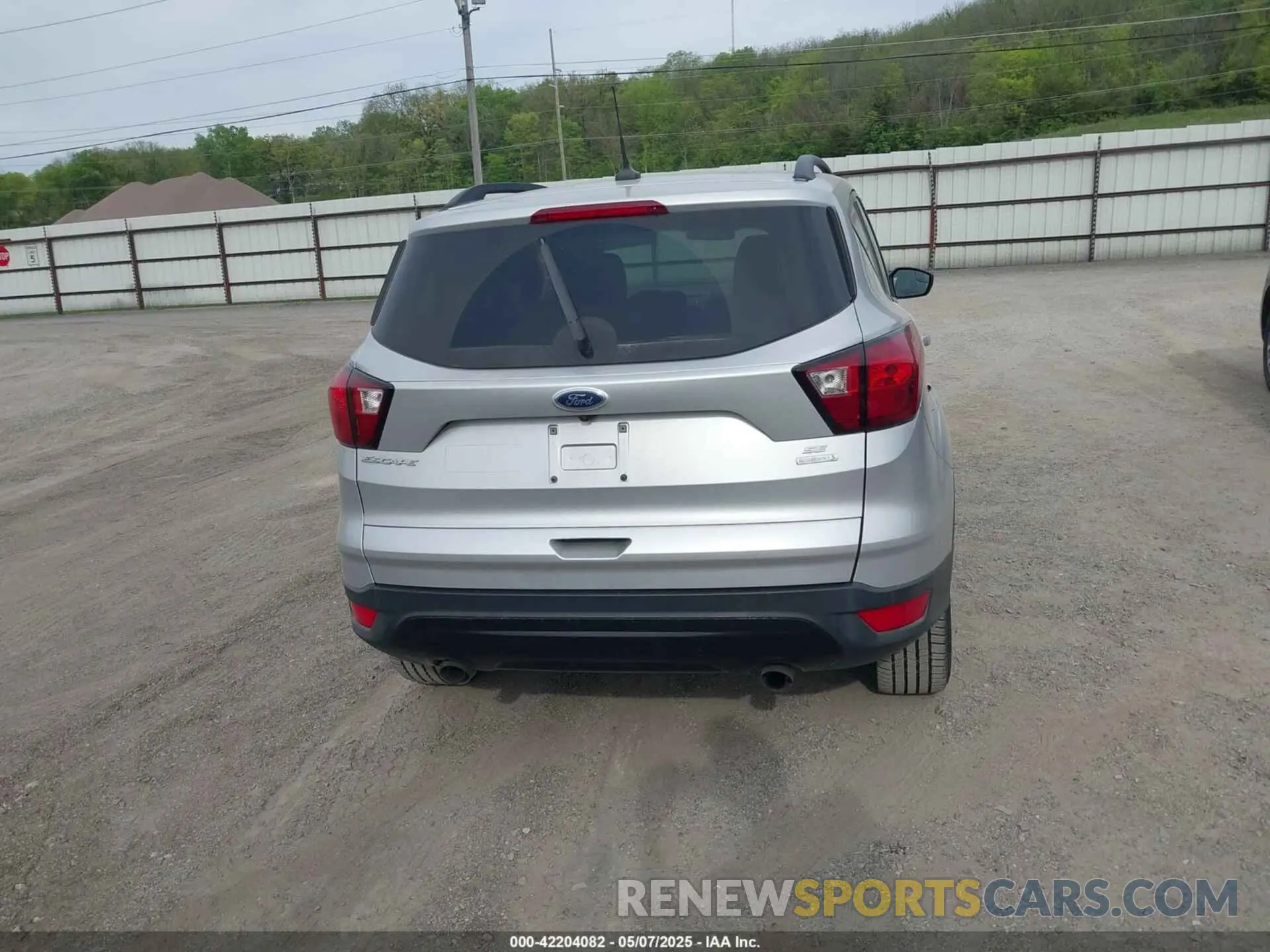 16 Photograph of a damaged car 1FMCU0GD1KUB64049 FORD ESCAPE 2019