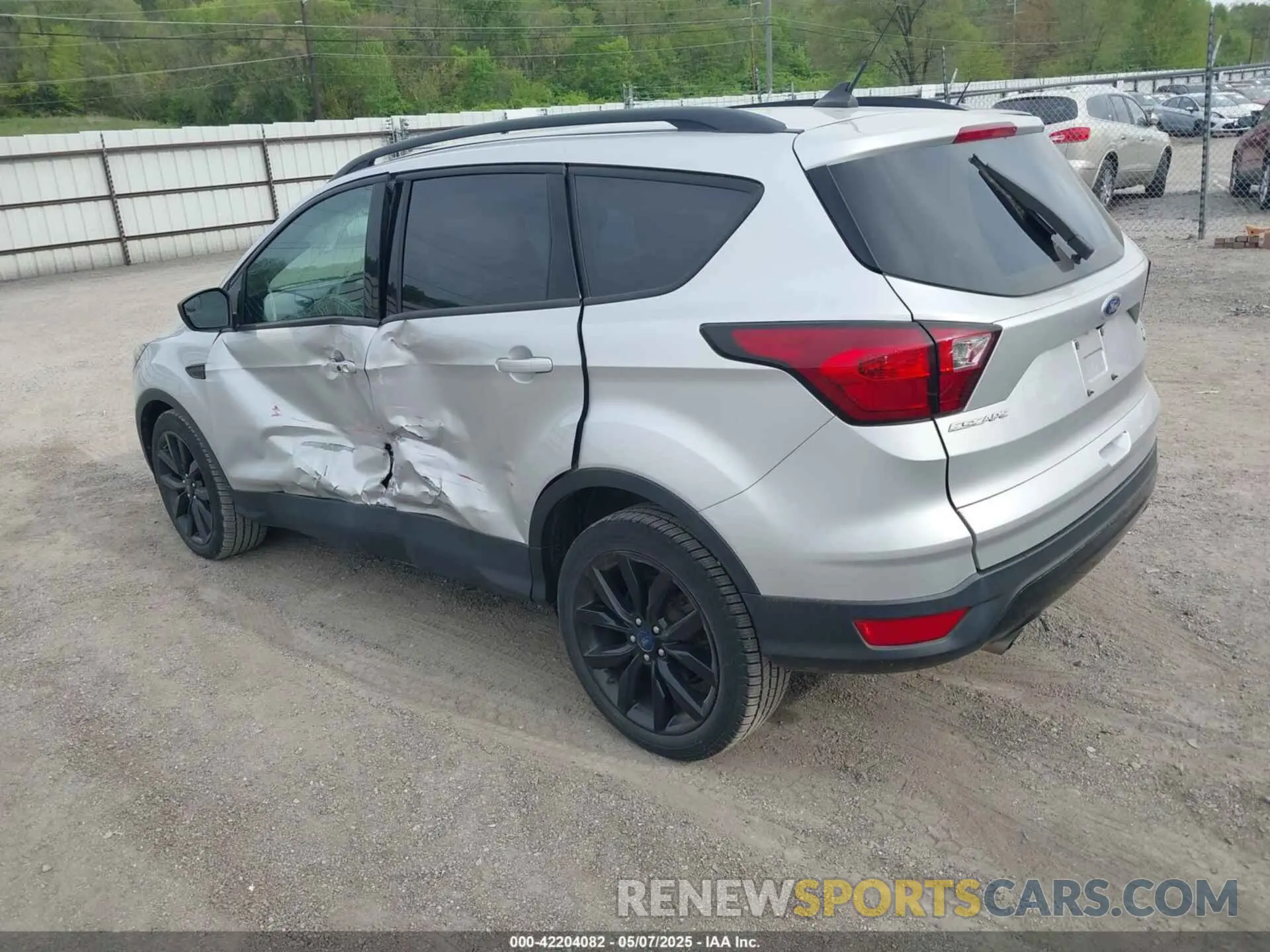 3 Photograph of a damaged car 1FMCU0GD1KUB64049 FORD ESCAPE 2019