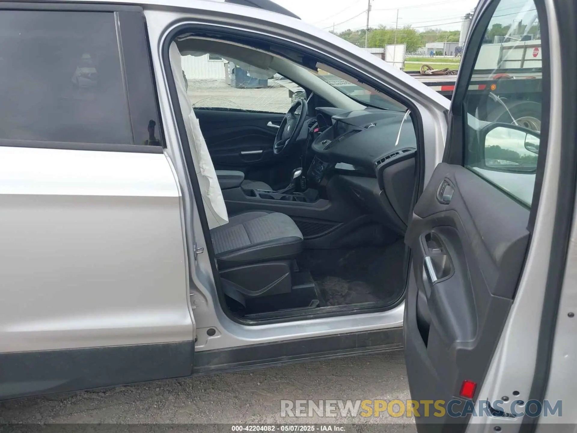 5 Photograph of a damaged car 1FMCU0GD1KUB64049 FORD ESCAPE 2019