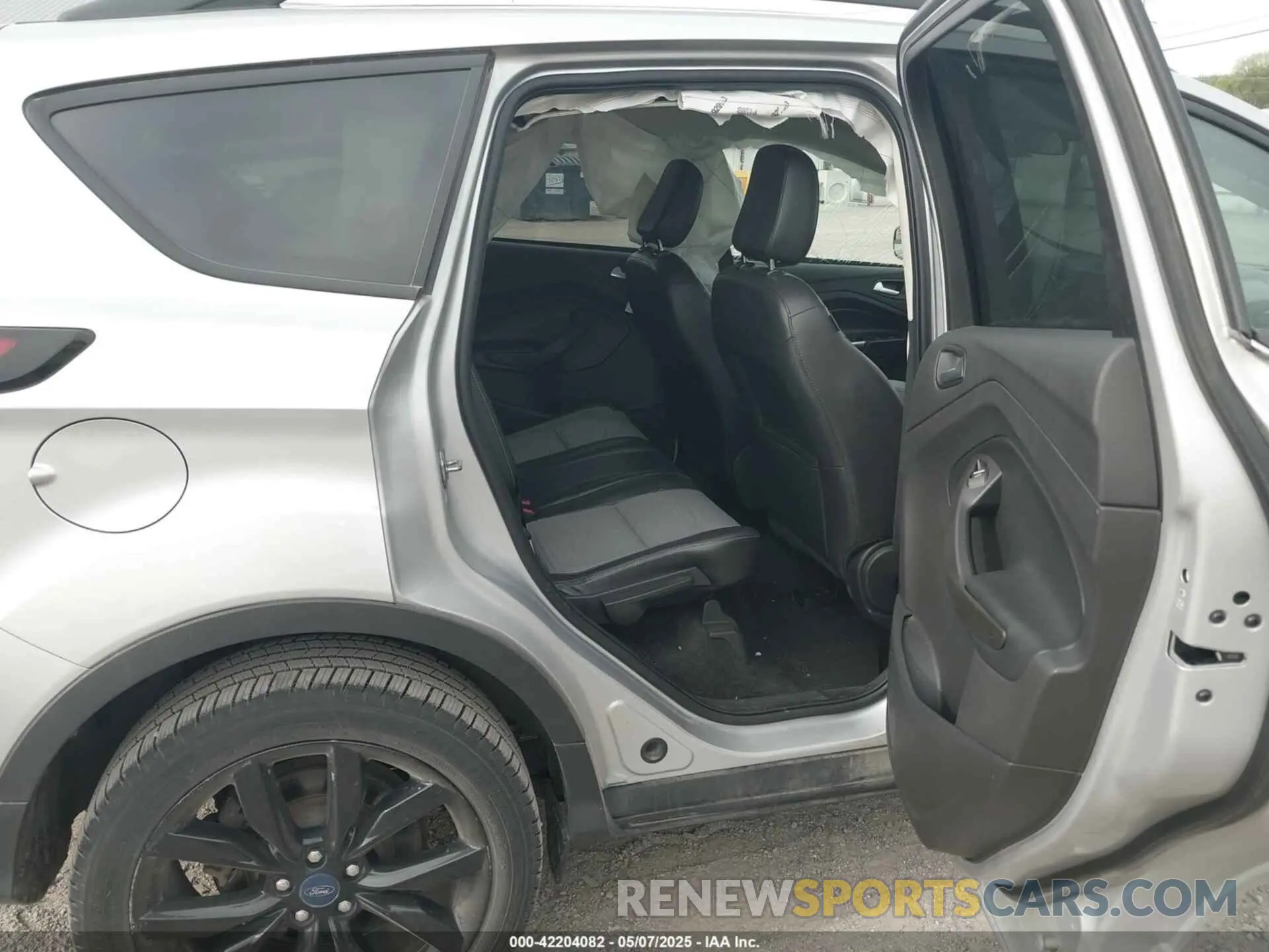 8 Photograph of a damaged car 1FMCU0GD1KUB64049 FORD ESCAPE 2019