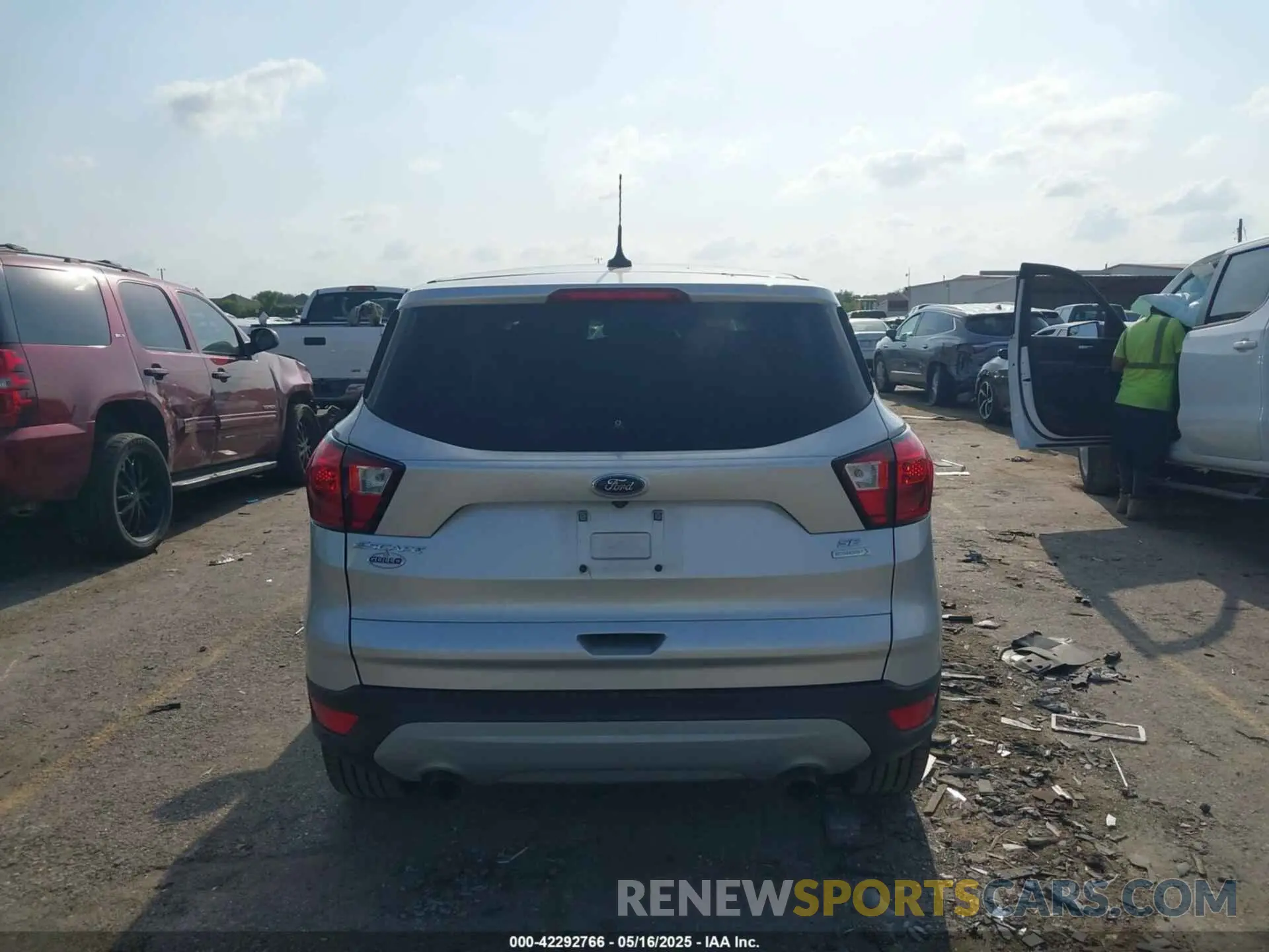 17 Photograph of a damaged car 1FMCU0GD1KUC02511 FORD ESCAPE 2019